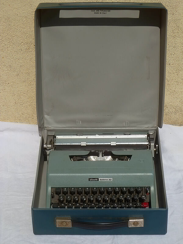 Typewriter, olivetti lettera 32