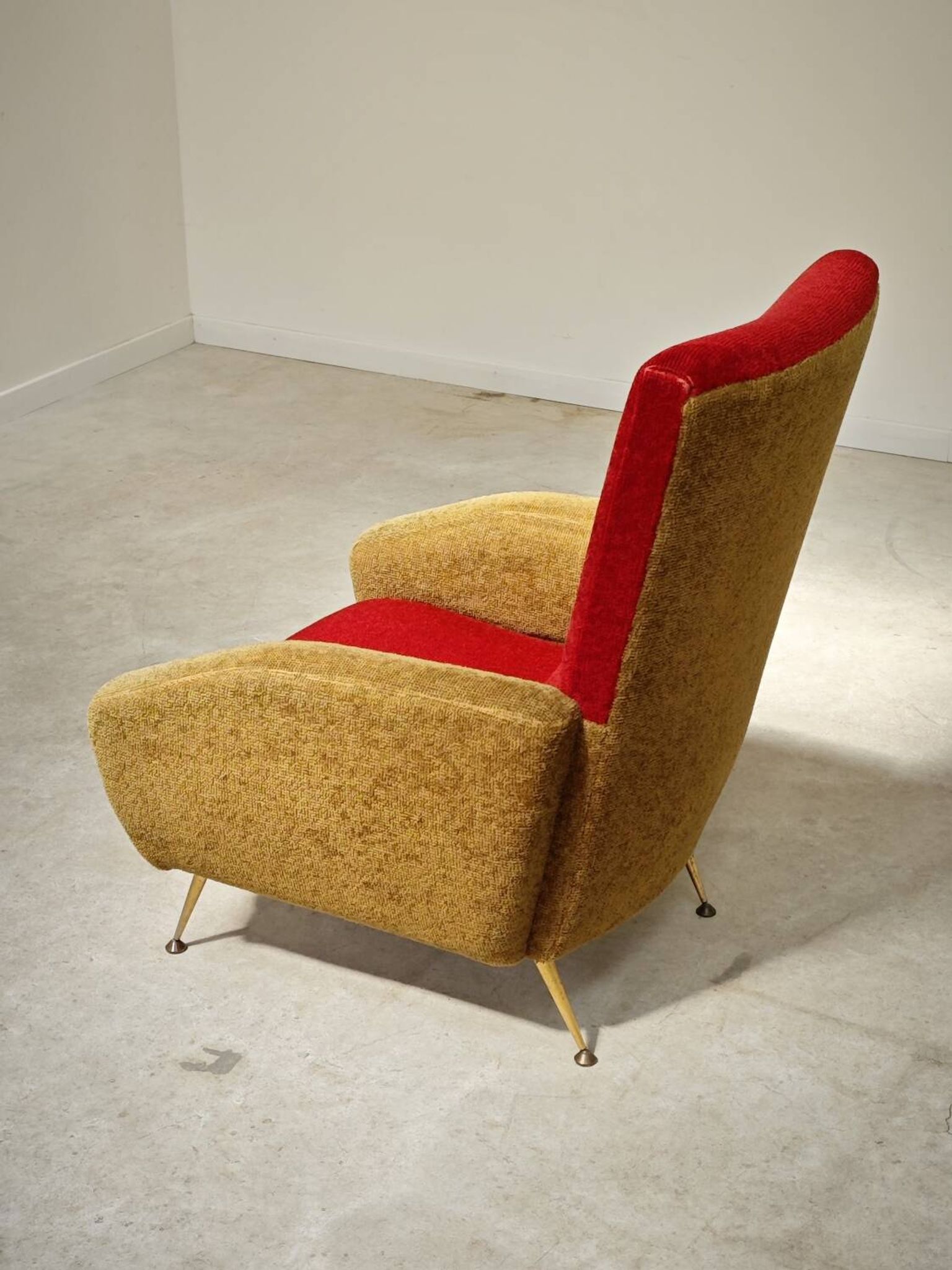 Fauteuil tissu rouge et jaune moutarde style bouclette 1970