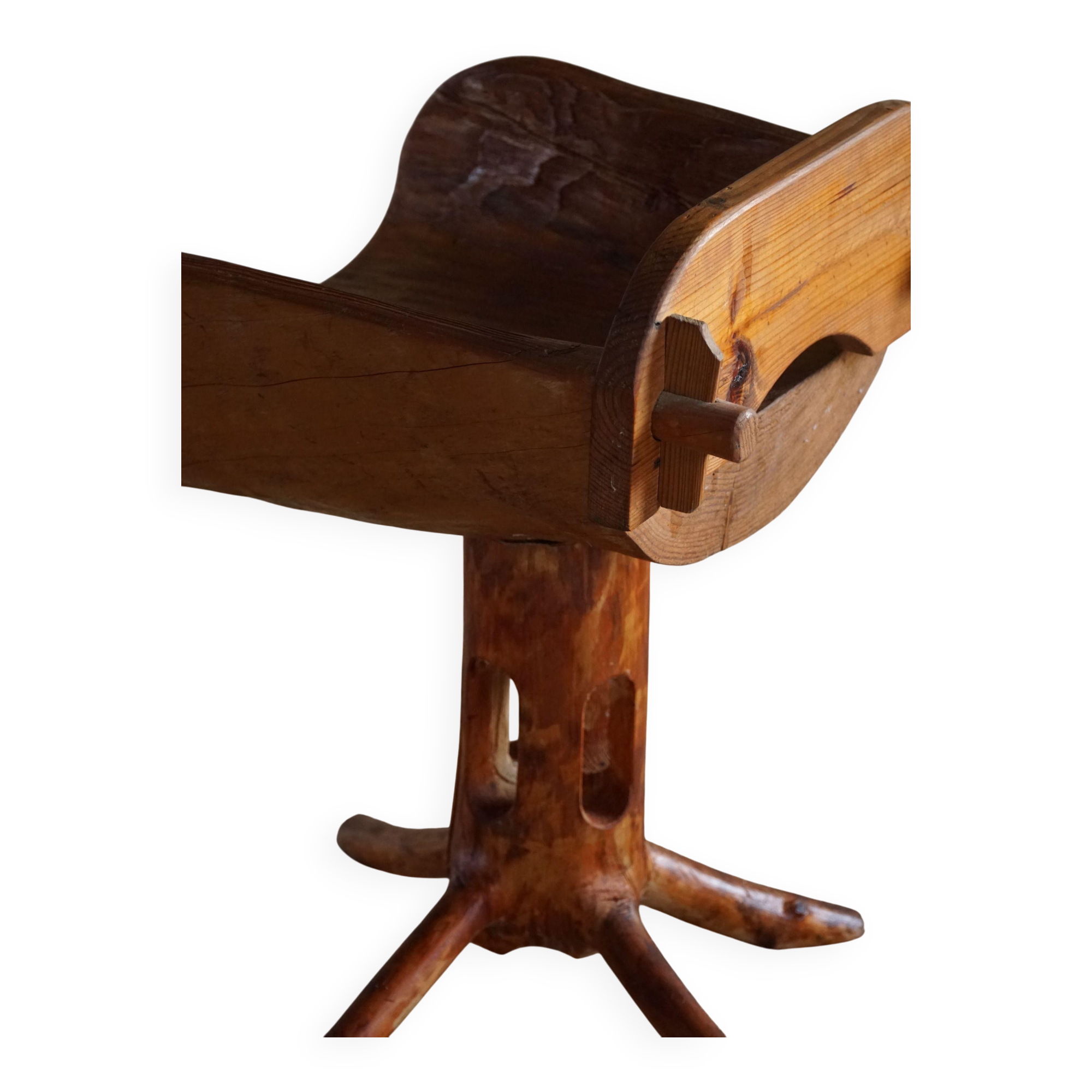 Unique sculptural pedestal armchair by the Finnish Matti Martikka in solid pine, 1960s.