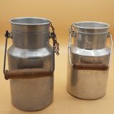 Anciens pots de lait aluminium, anse en bois, lot de 2