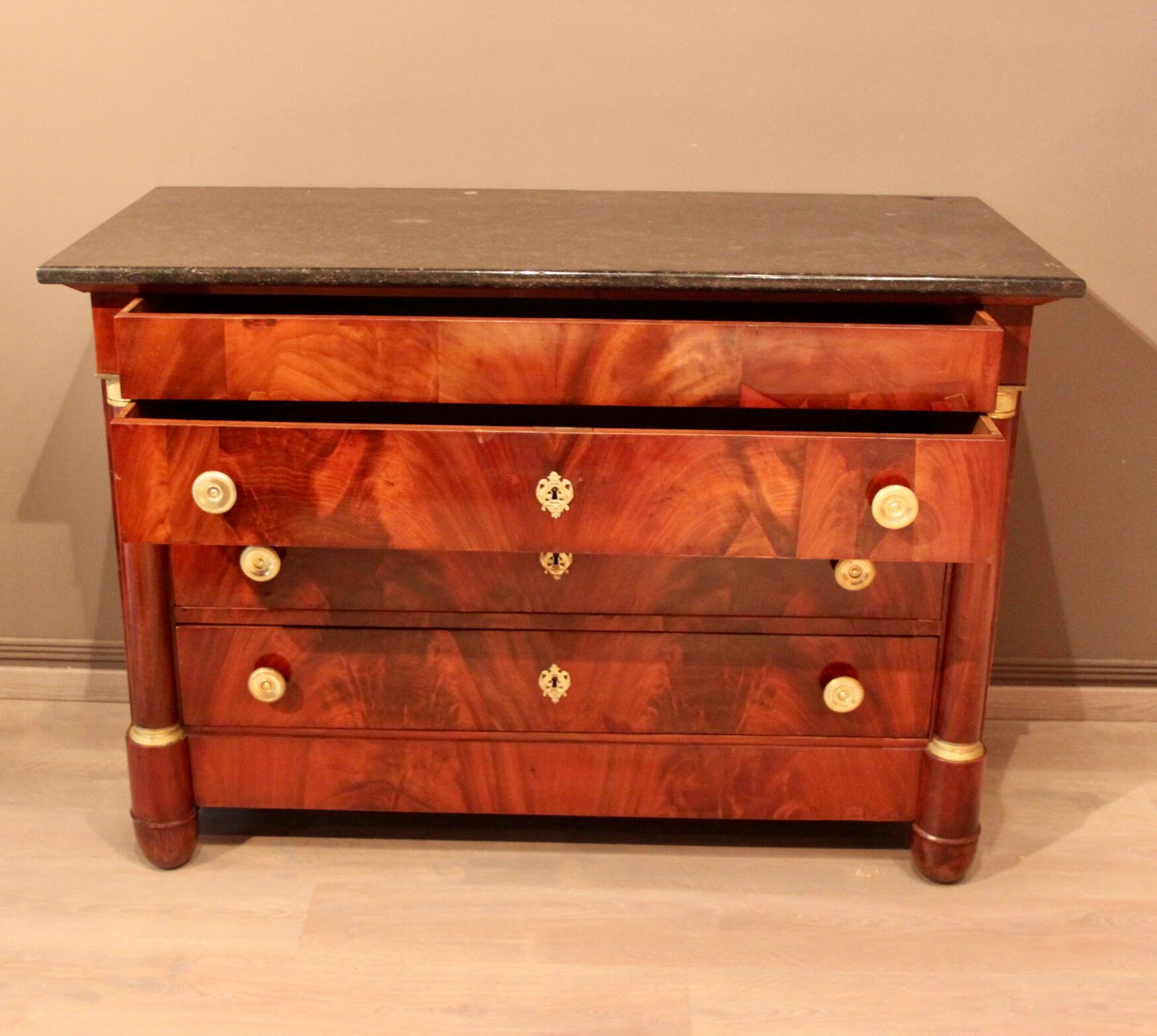EMPIRE Dresser