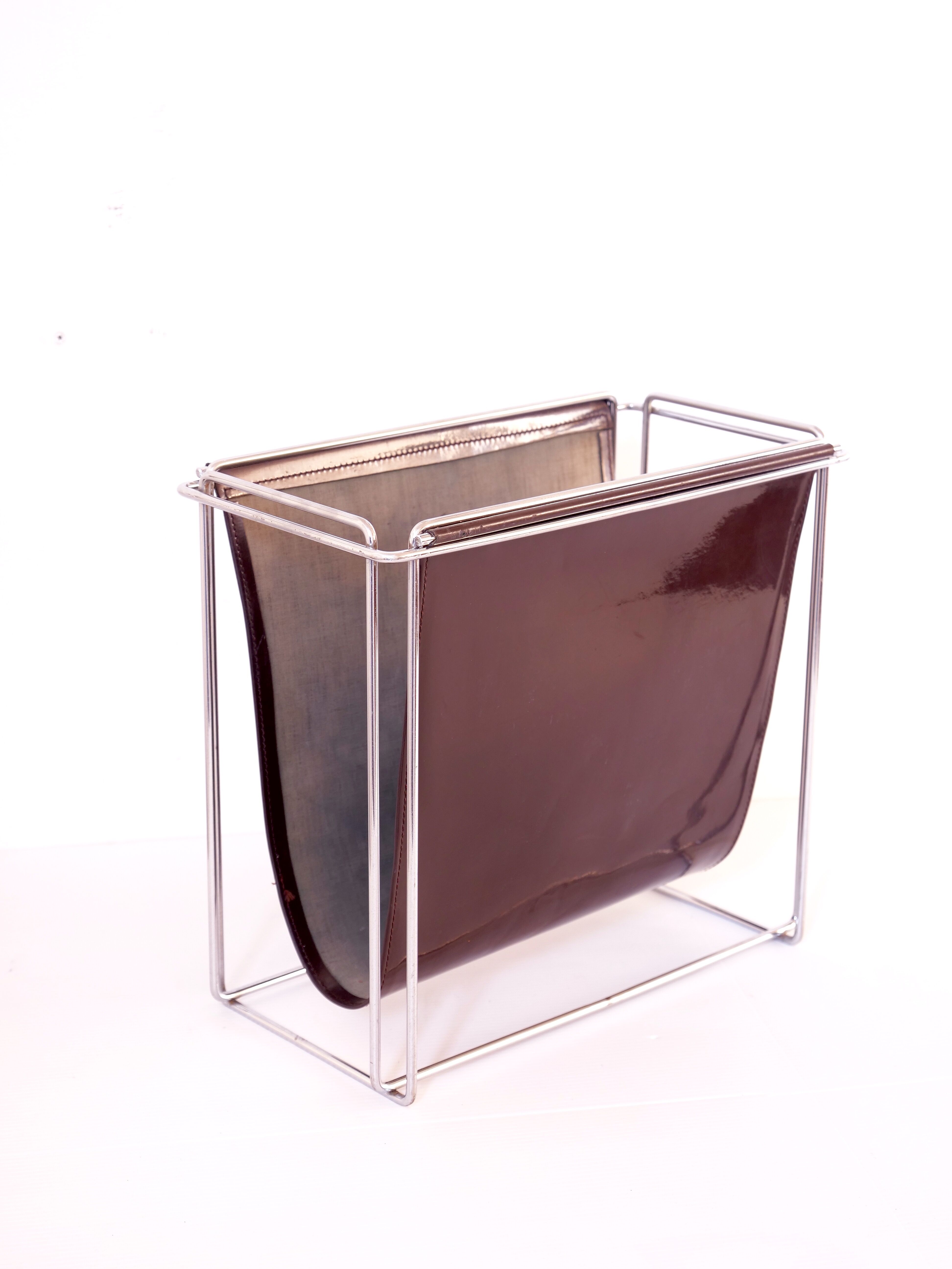 Magazine holder design Gerard Rignault, édité par Group SA