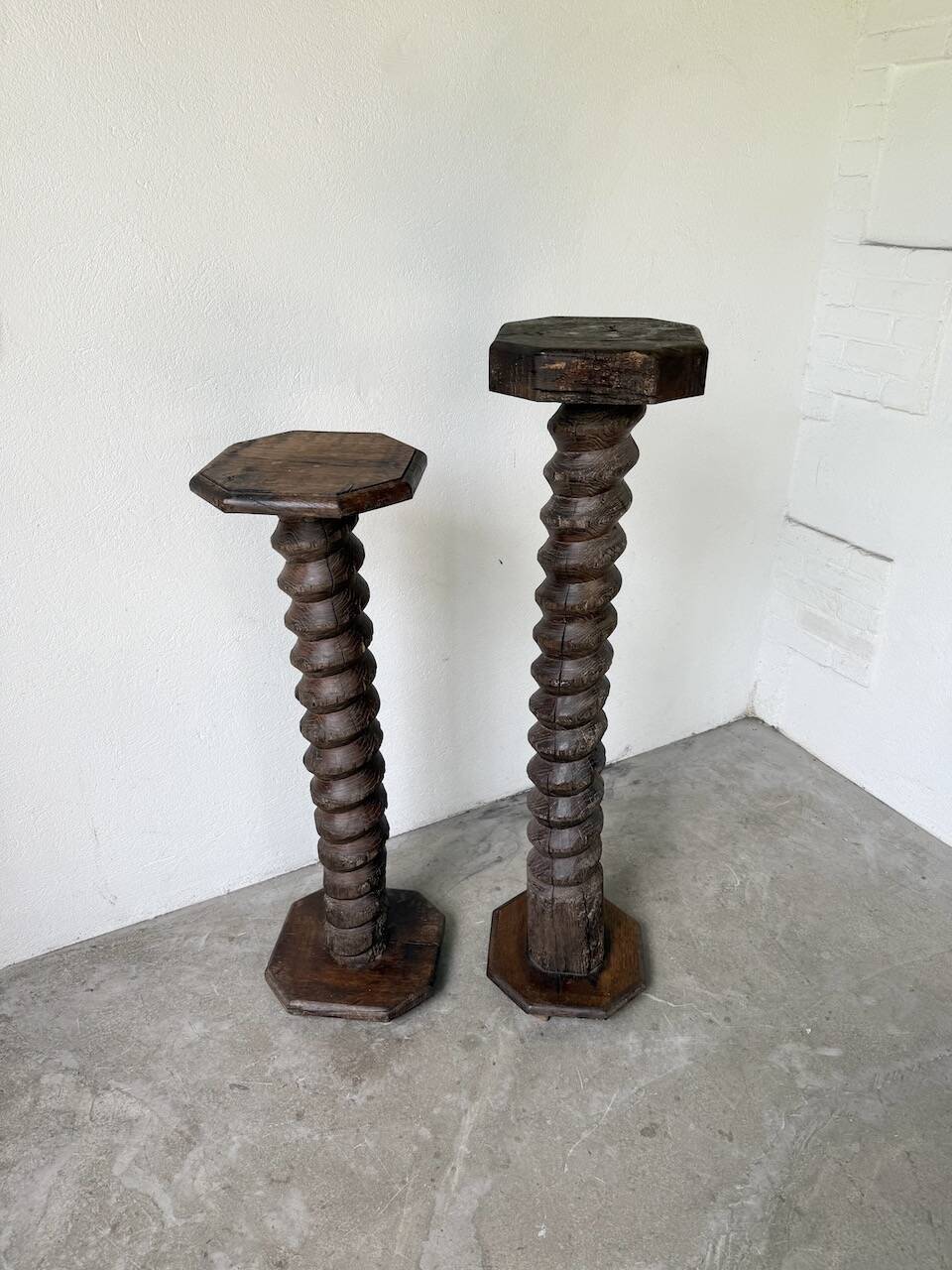 Pair of pedestal columns with oak pressing screws, 1900