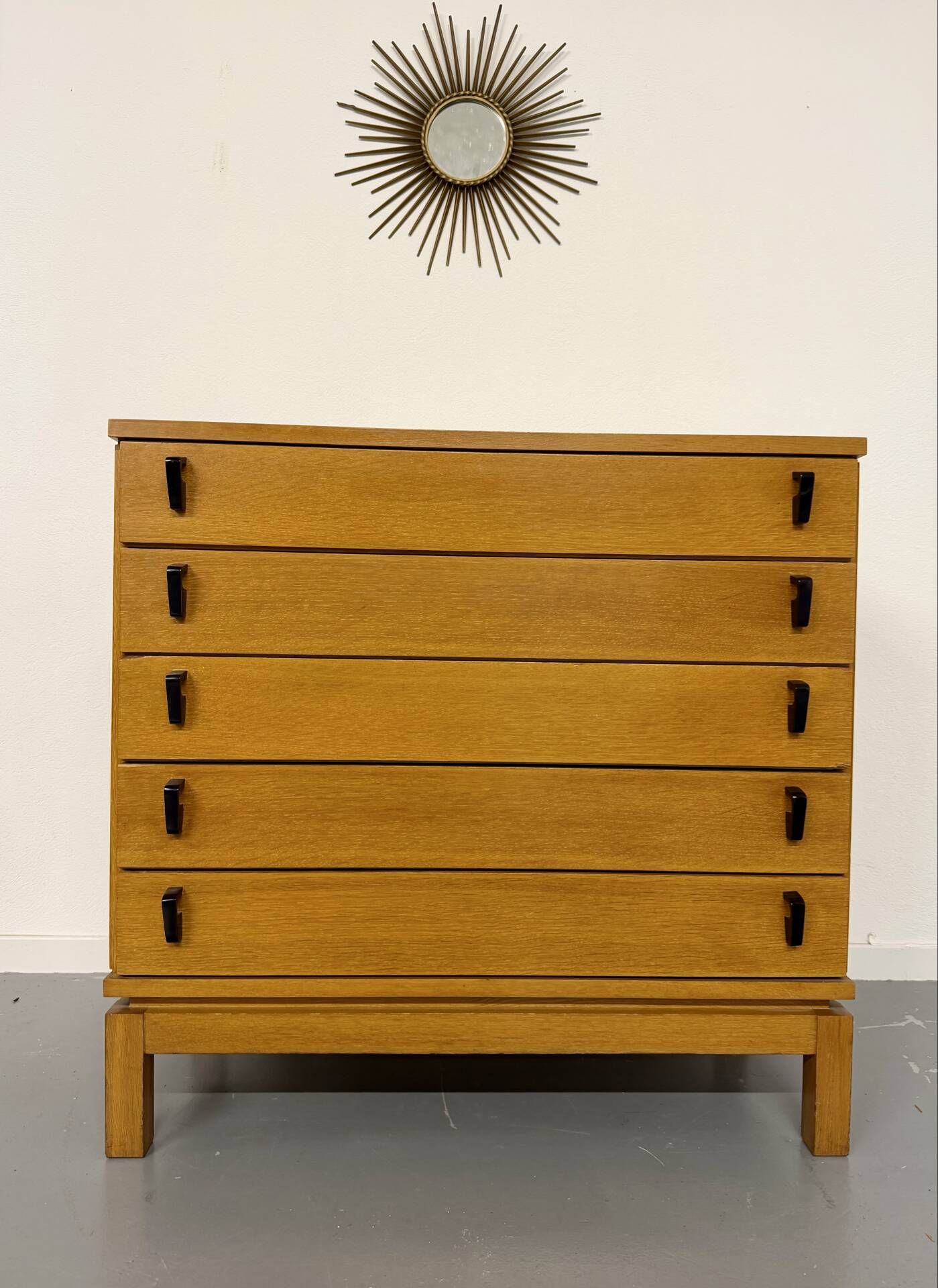 Vintage chest of drawers with 5 drawers in light wood, French design from the 60s/70s.
