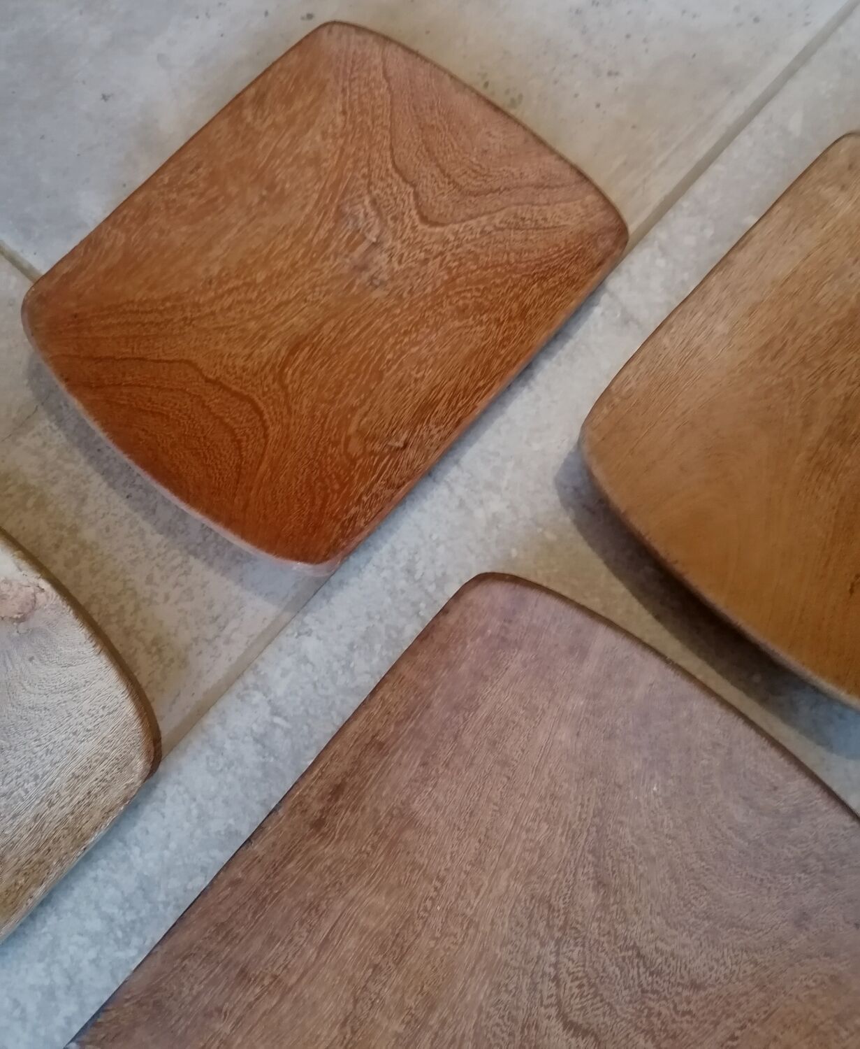 Ensemble assiettes et plat scandinave en bois massif vintage