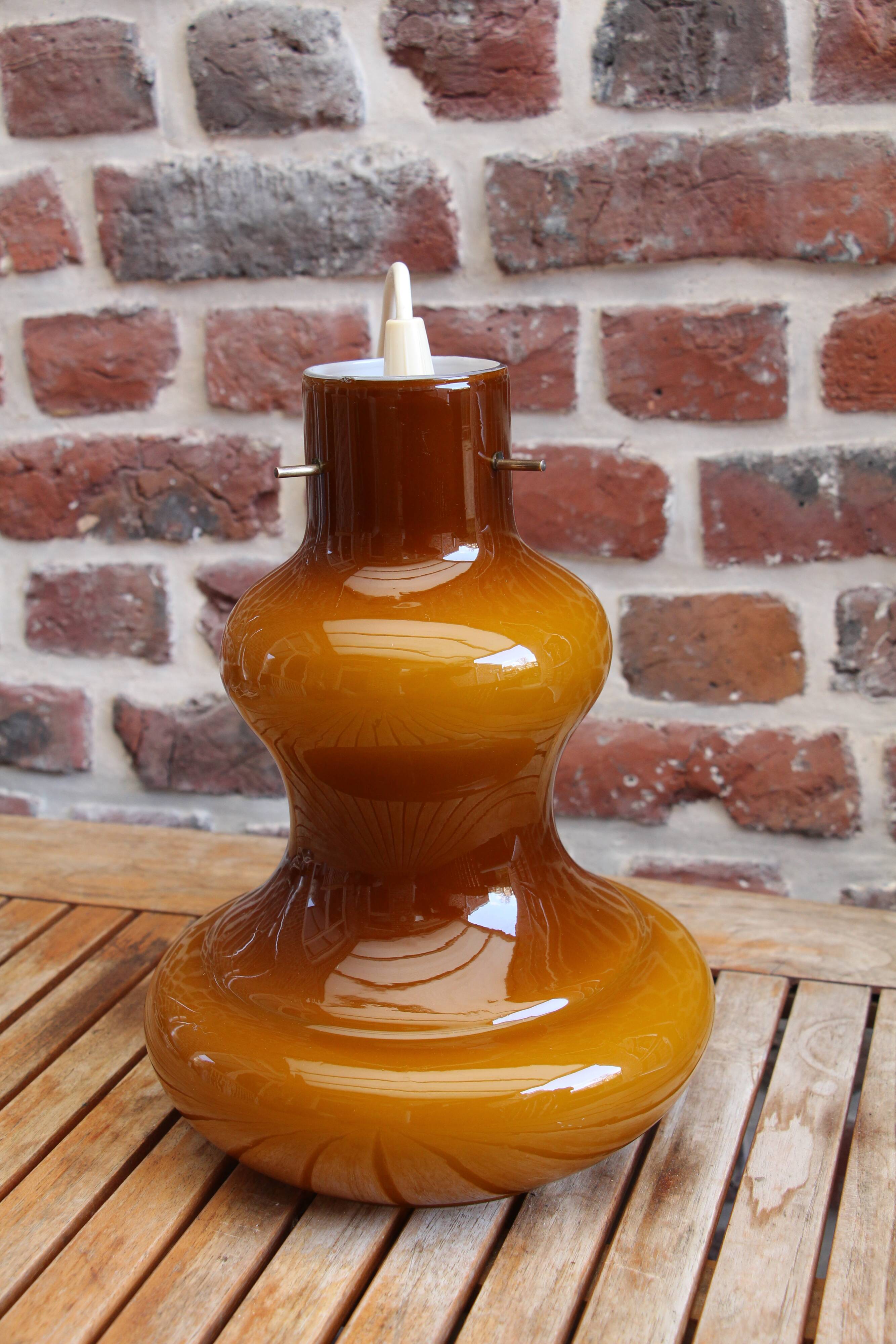 Suspension vintage en opaline marron-caramel 60's