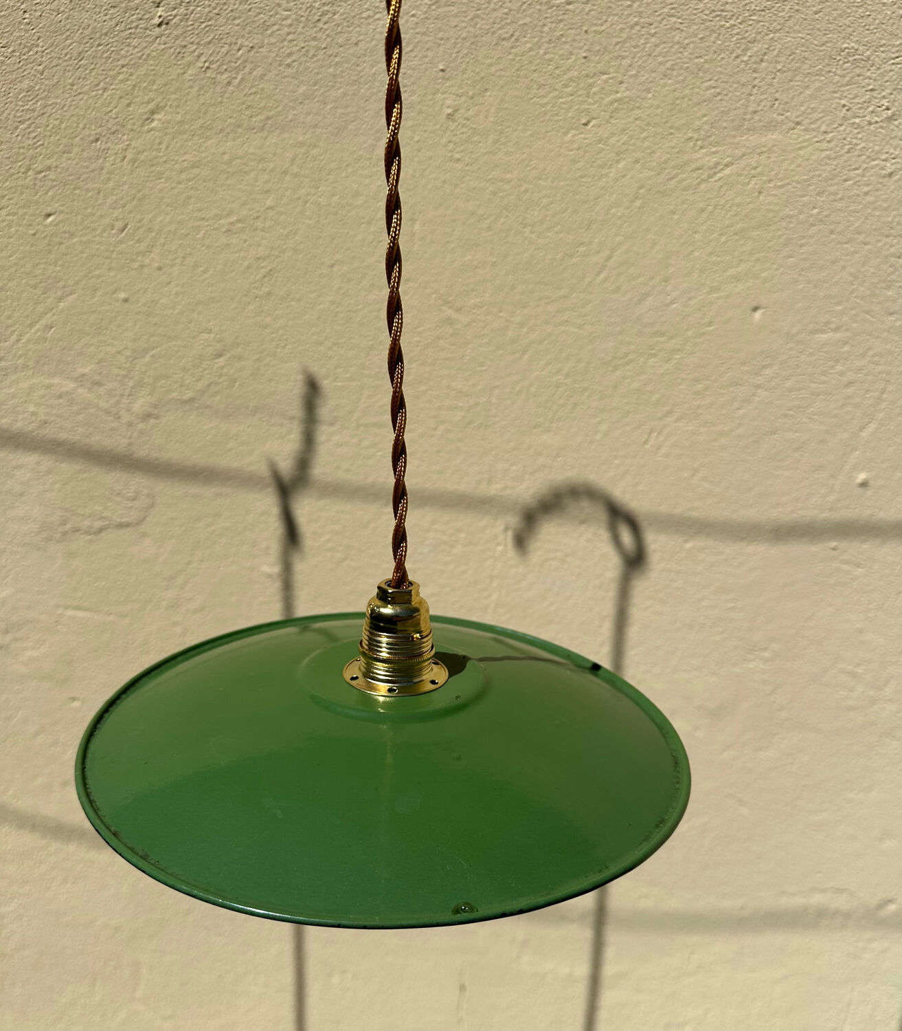 Trio suspension abat jour vintage tôle émaillée verte et blanche