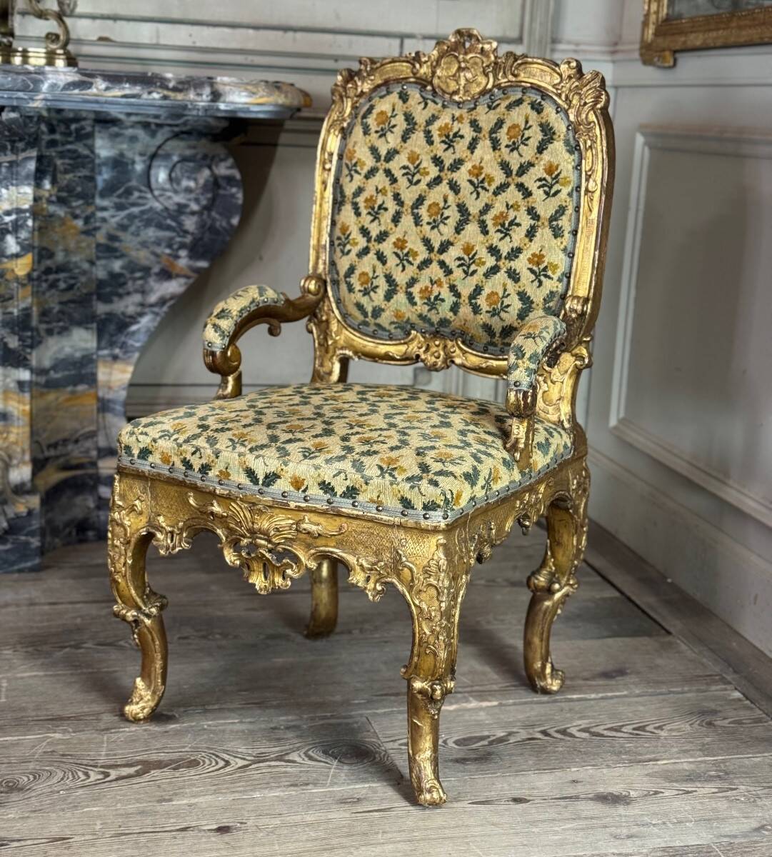 Remarkable small armchair in carved and gilded wood, Venice, early 18th century