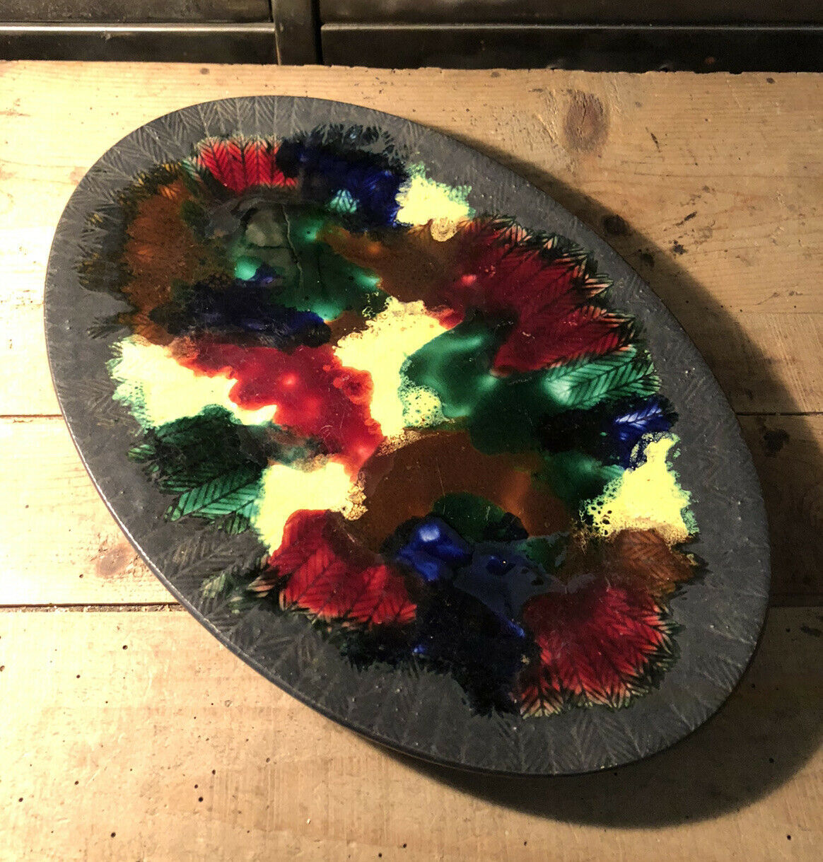 Enamelled ceramic dish