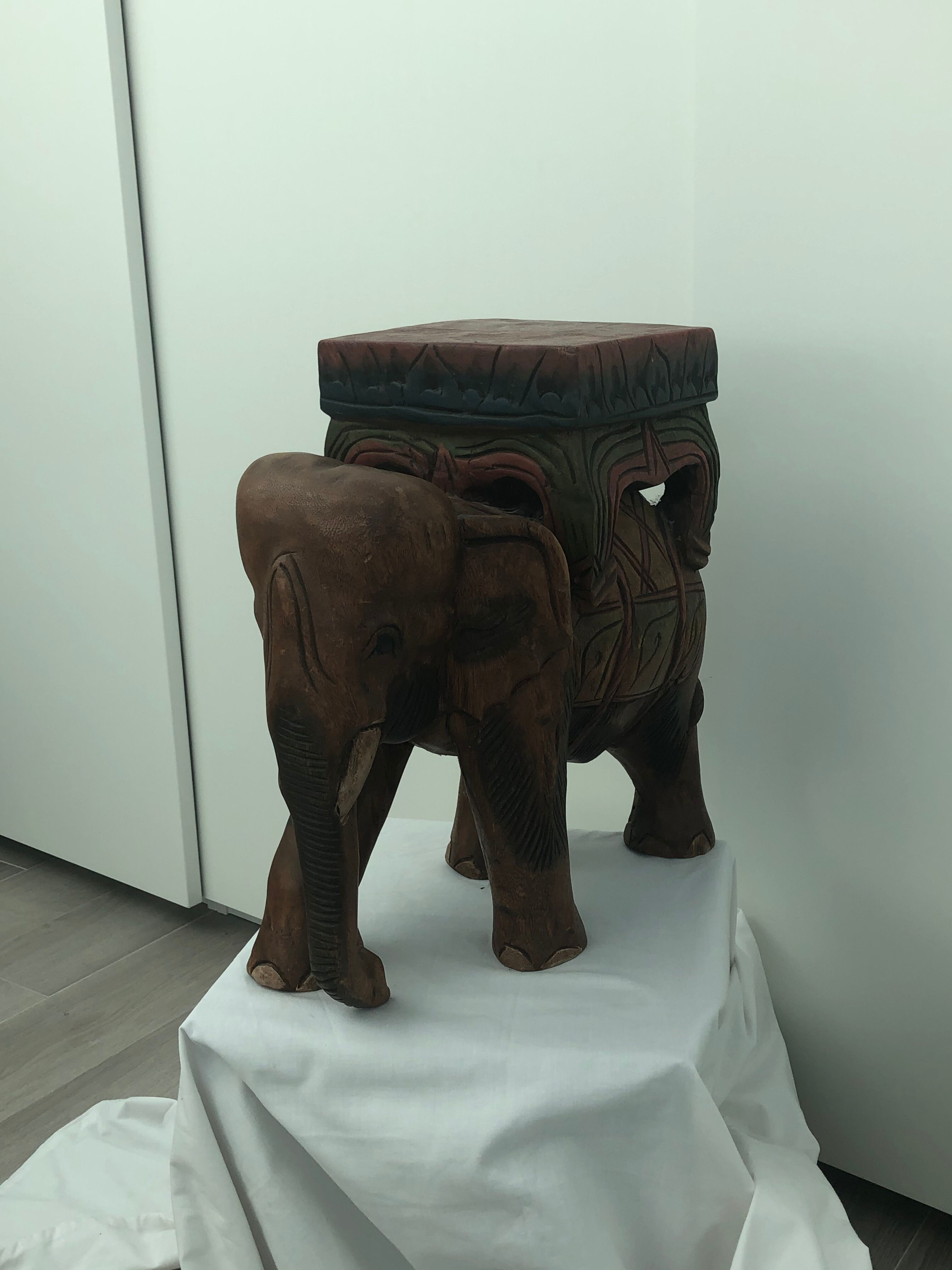 Tabouret éléphant en bois sculpté polychromie