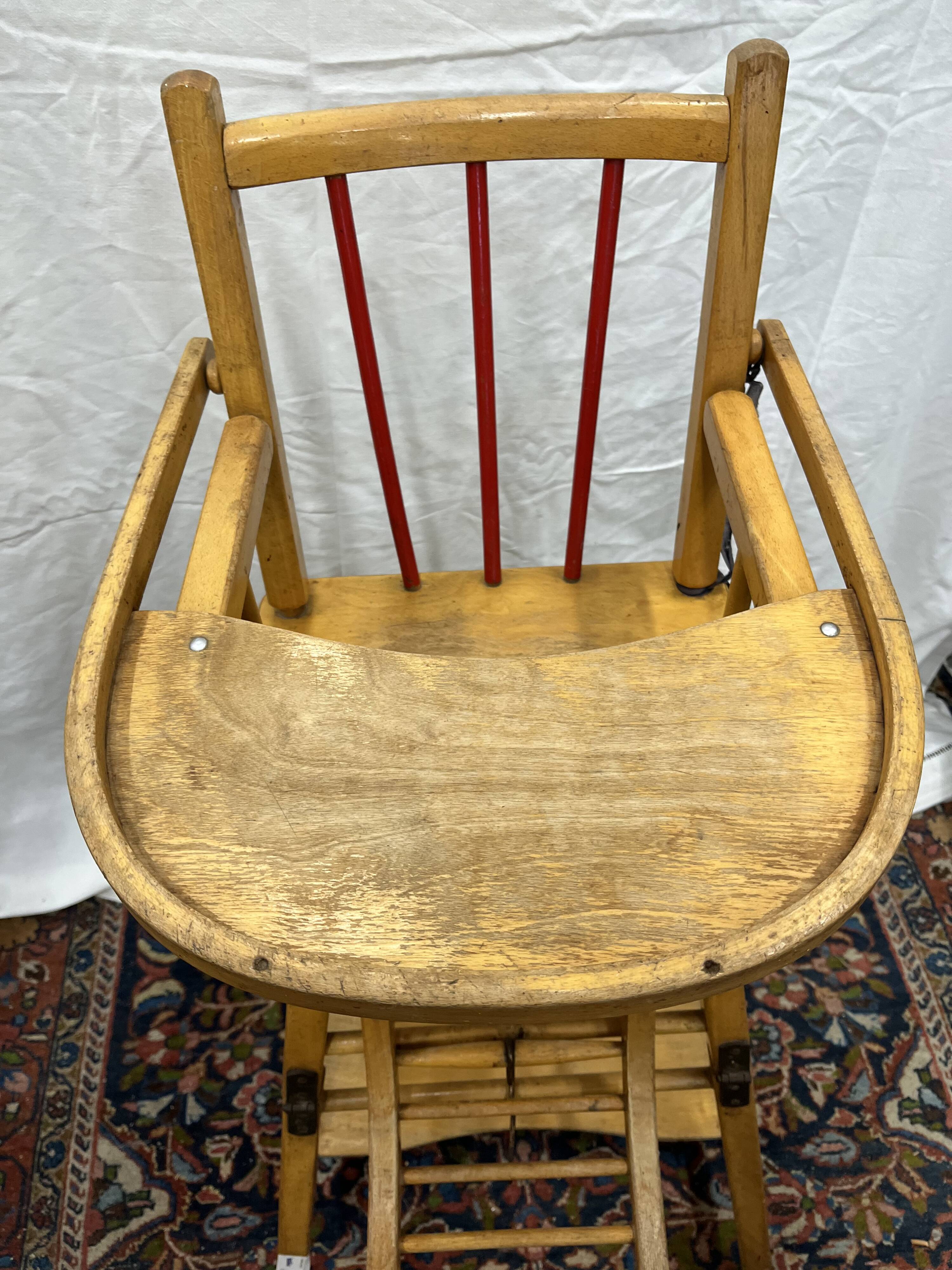 Chaise haute bébé en bois vintage