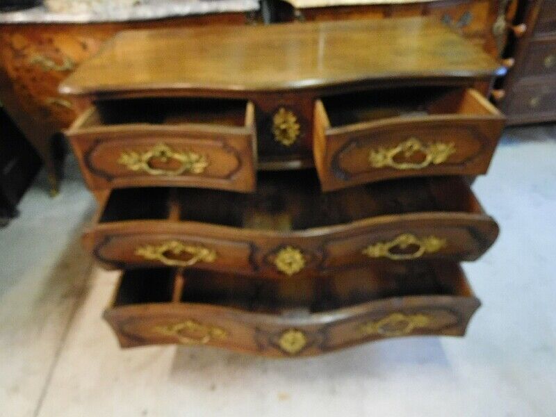 Commode Louis XV tombeau en noyer du XVIIème siècle