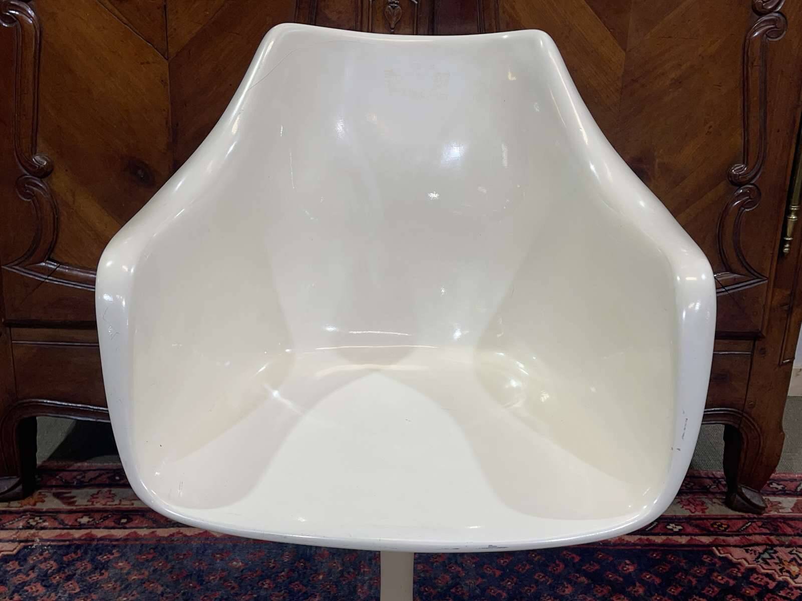Swivel tulip chair in fiberglass from the 1970s