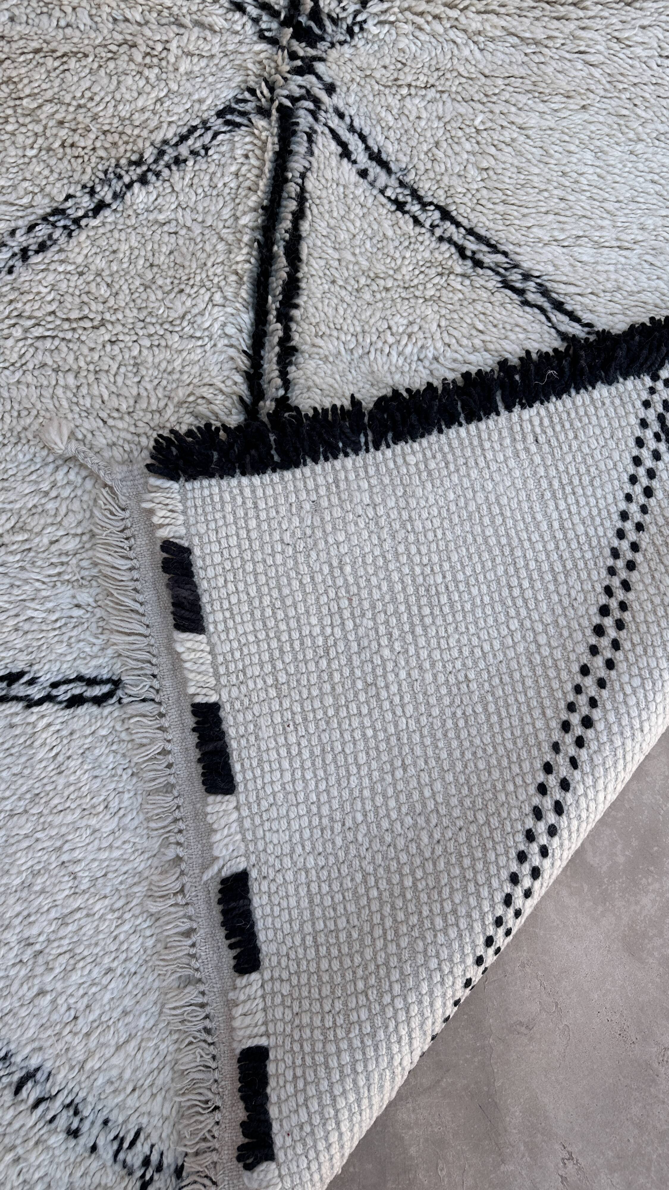 White Marmoucha Moroccan rug - 245 x 154 cm