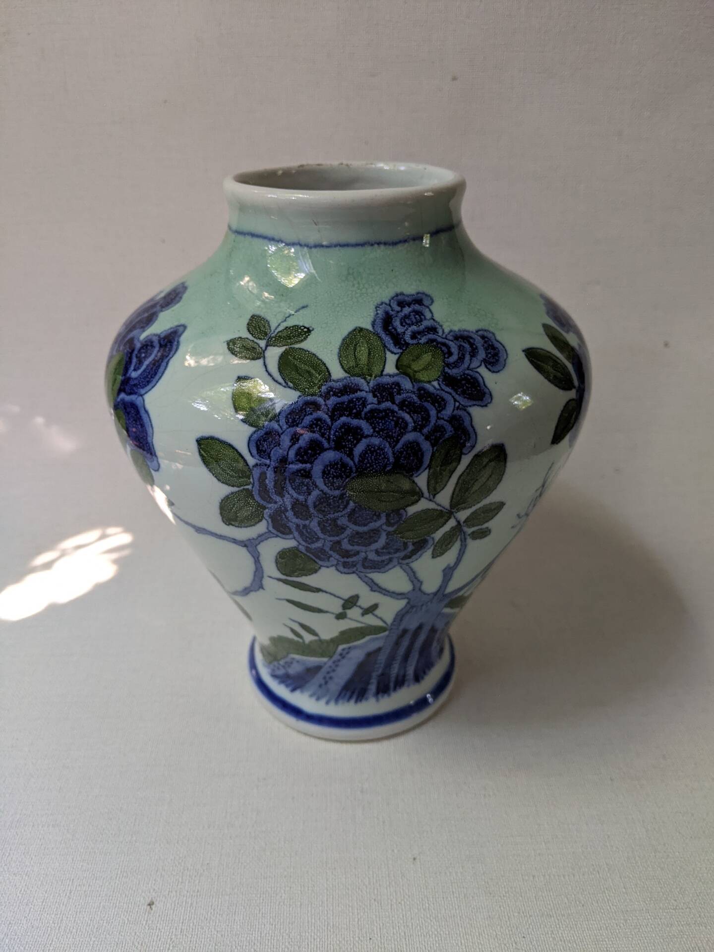 Porcelain vase, Asian art, hand-painted floral decoration.
