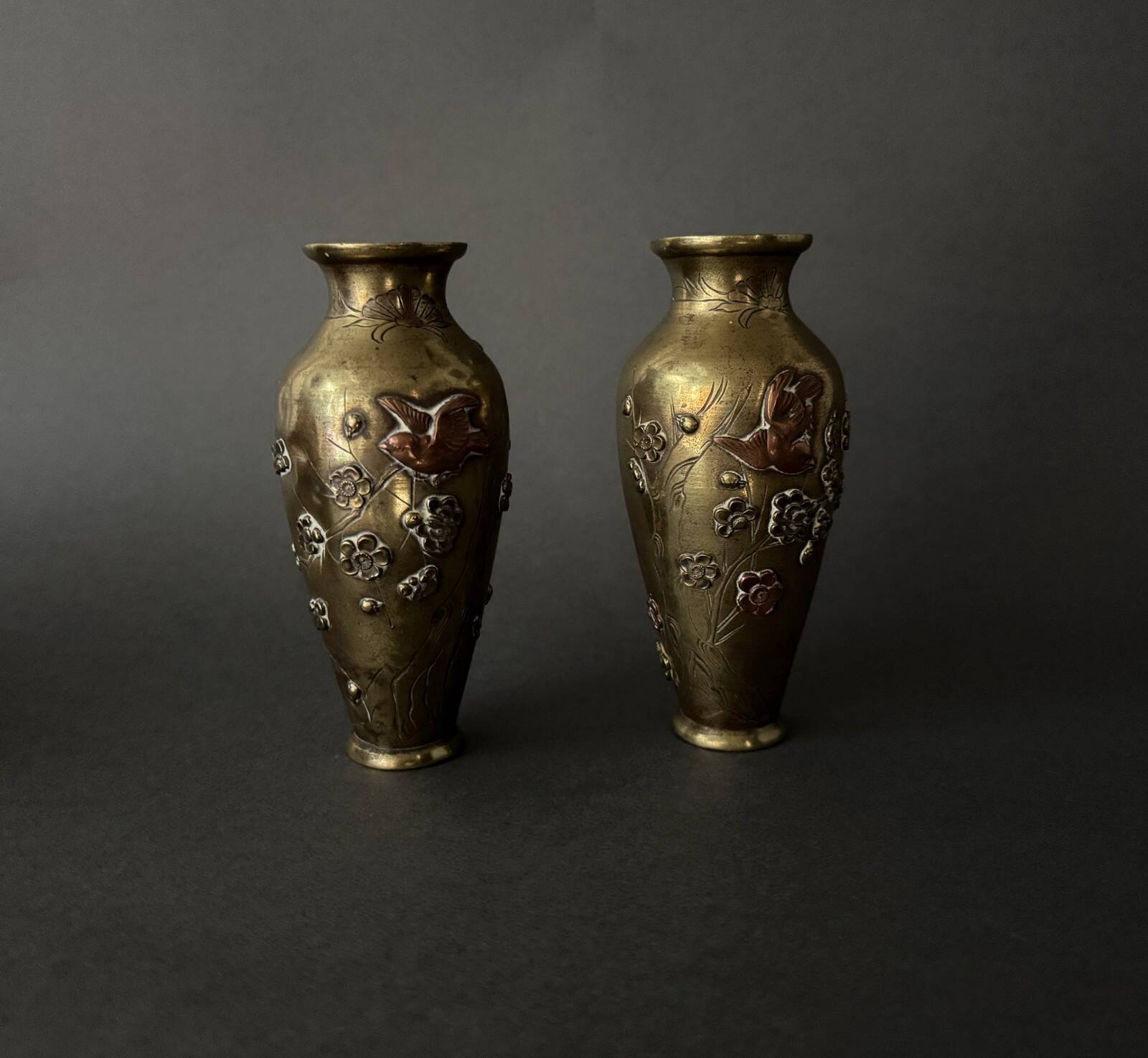 Pair of Japanese vases in chiselled bronze with inlaid bird decoration.