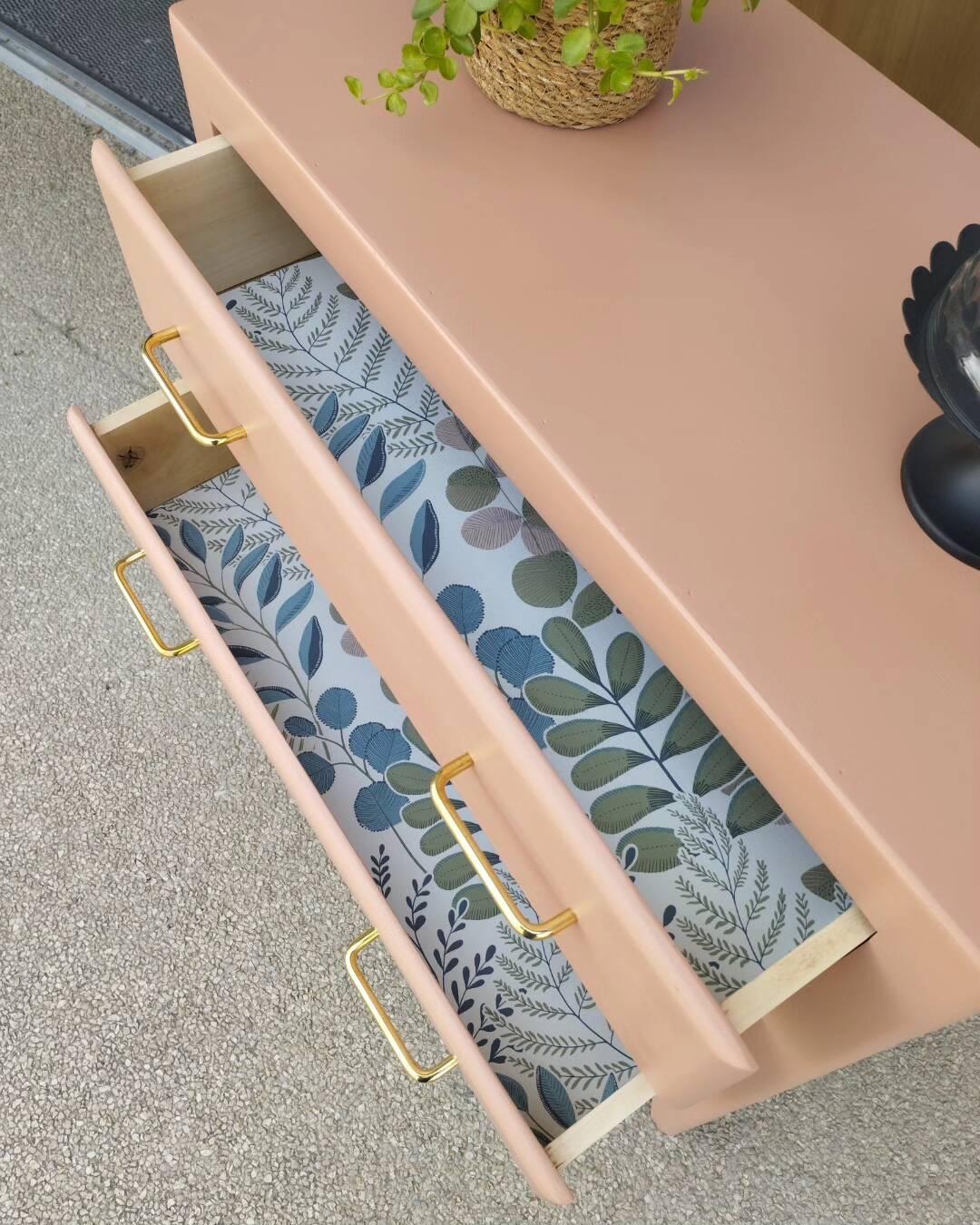 Salmon dresser