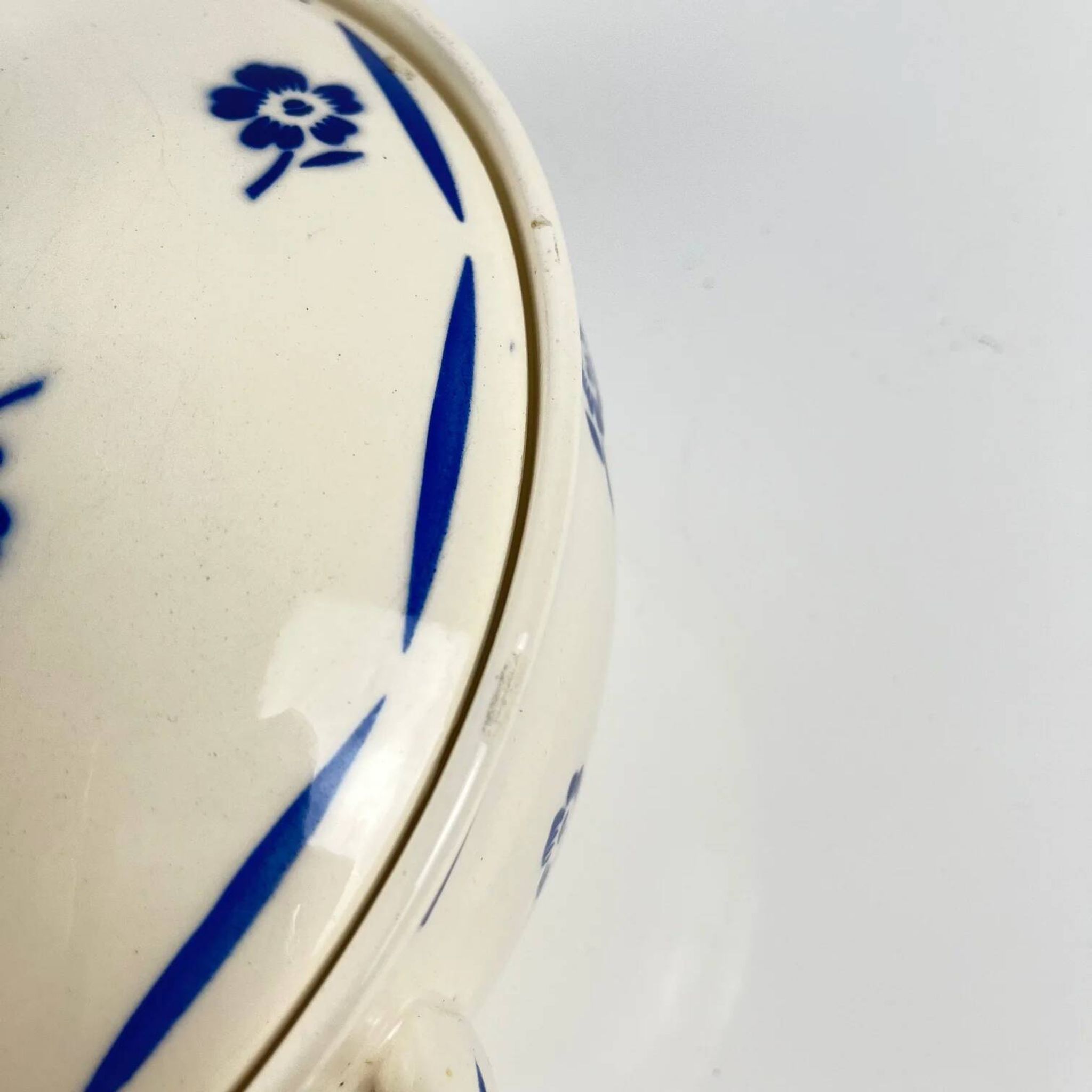 Half-porcelain soup tureen from Badonviller, blue flower pattern, early 20th century.