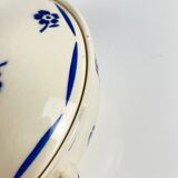 Soupière demi-porcelaine Badonviller, motif fleurs bleu, début XXe