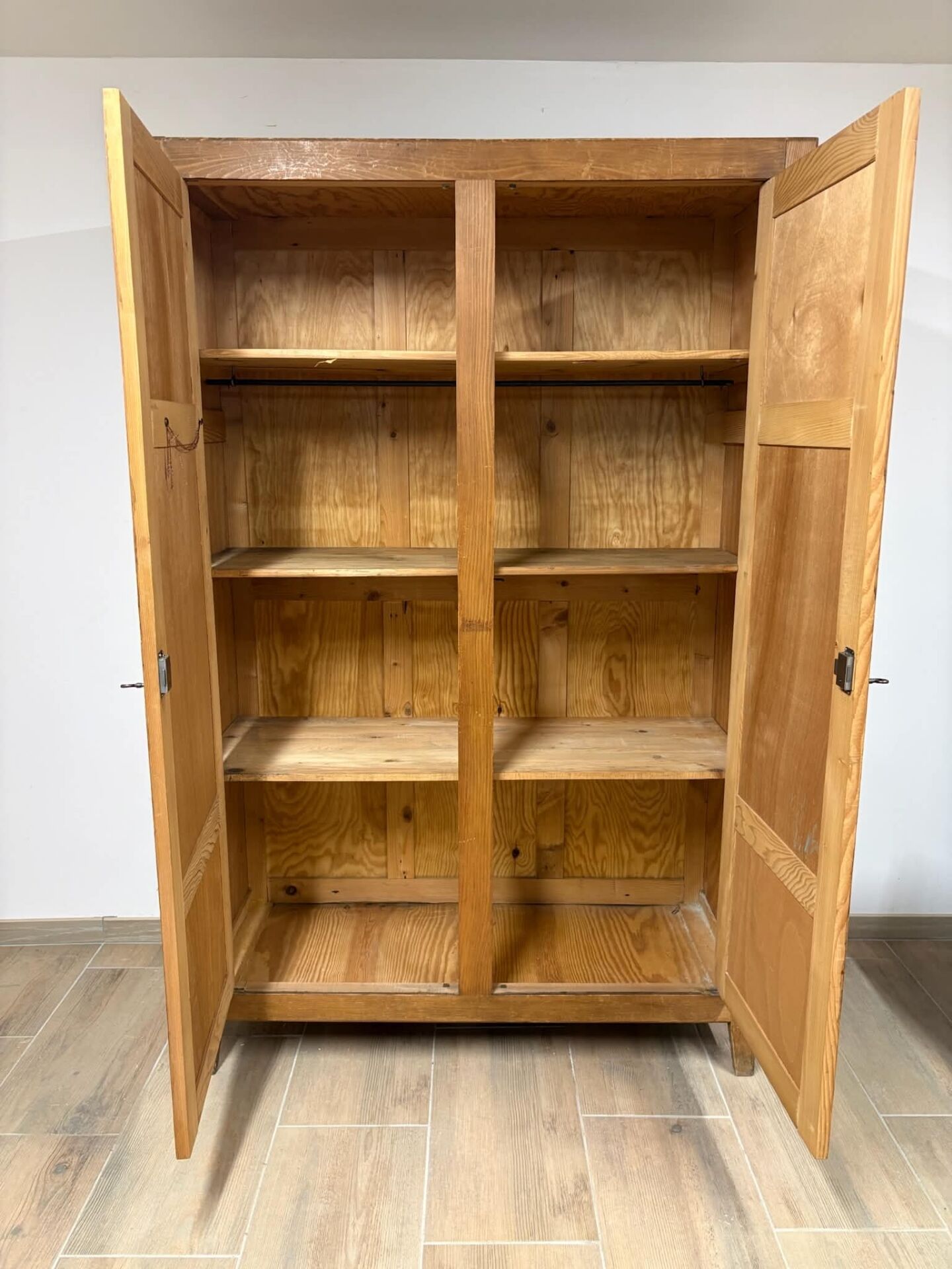 Armoire parisienne