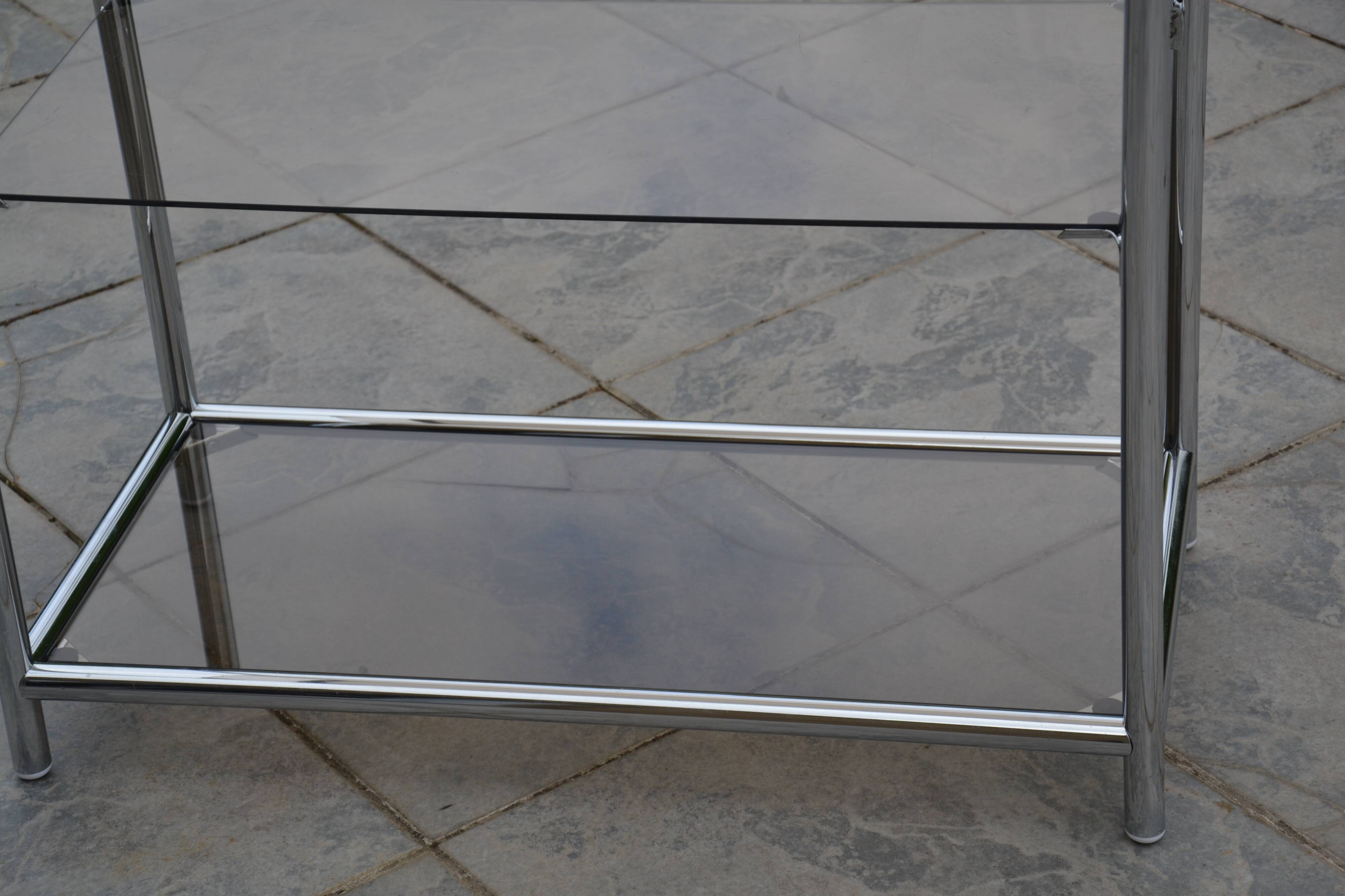 Console/étagère sur pied en acier chromé et verre fumé