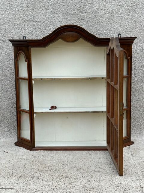 Display case to hang