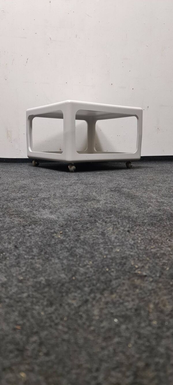 Table d'appoint ou table basse cubique blanche vintage sur roulettes