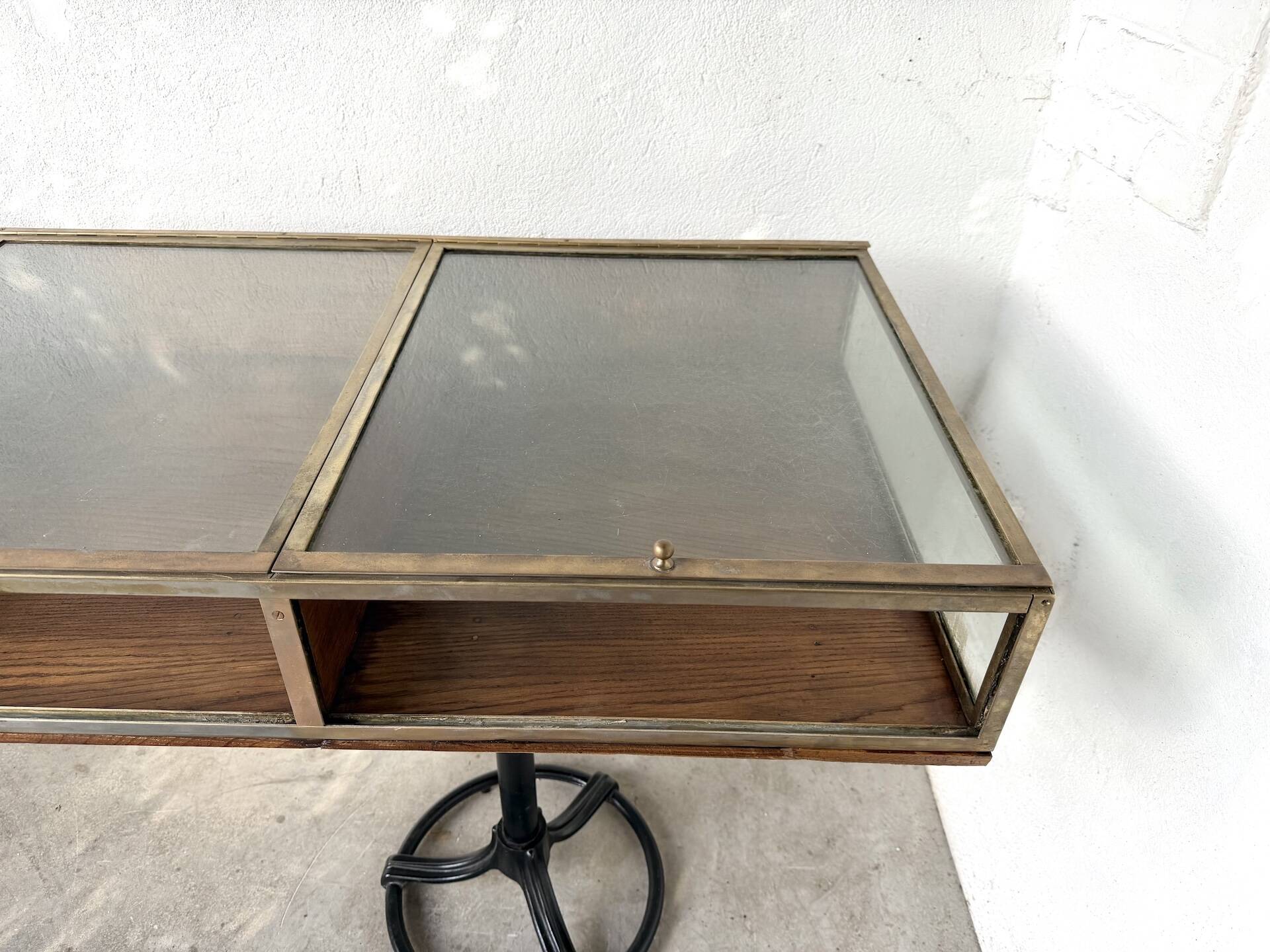 Oak and brass-mounted display cabinet on legs – Circa 1950