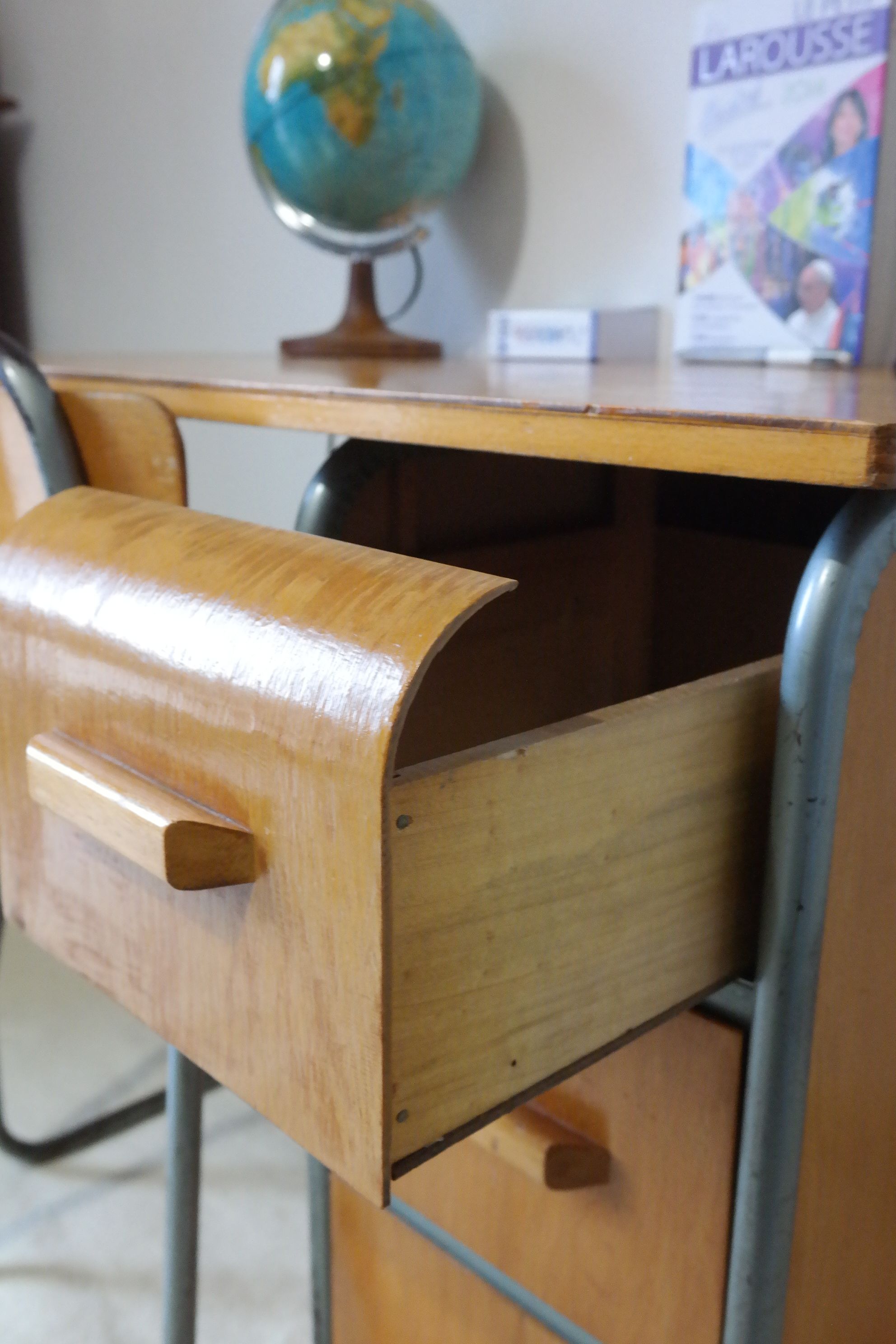 Bureau d'écolier et chaise vintage métal et bois clair