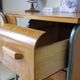 Bureau d'écolier et chaise vintage métal et bois clair