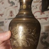 Vase métallique avec motifs ciselés