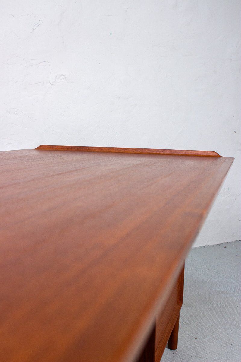 Danish mid-century desk model 207 in teak by Arne Vodder for Sibast, 1960s.