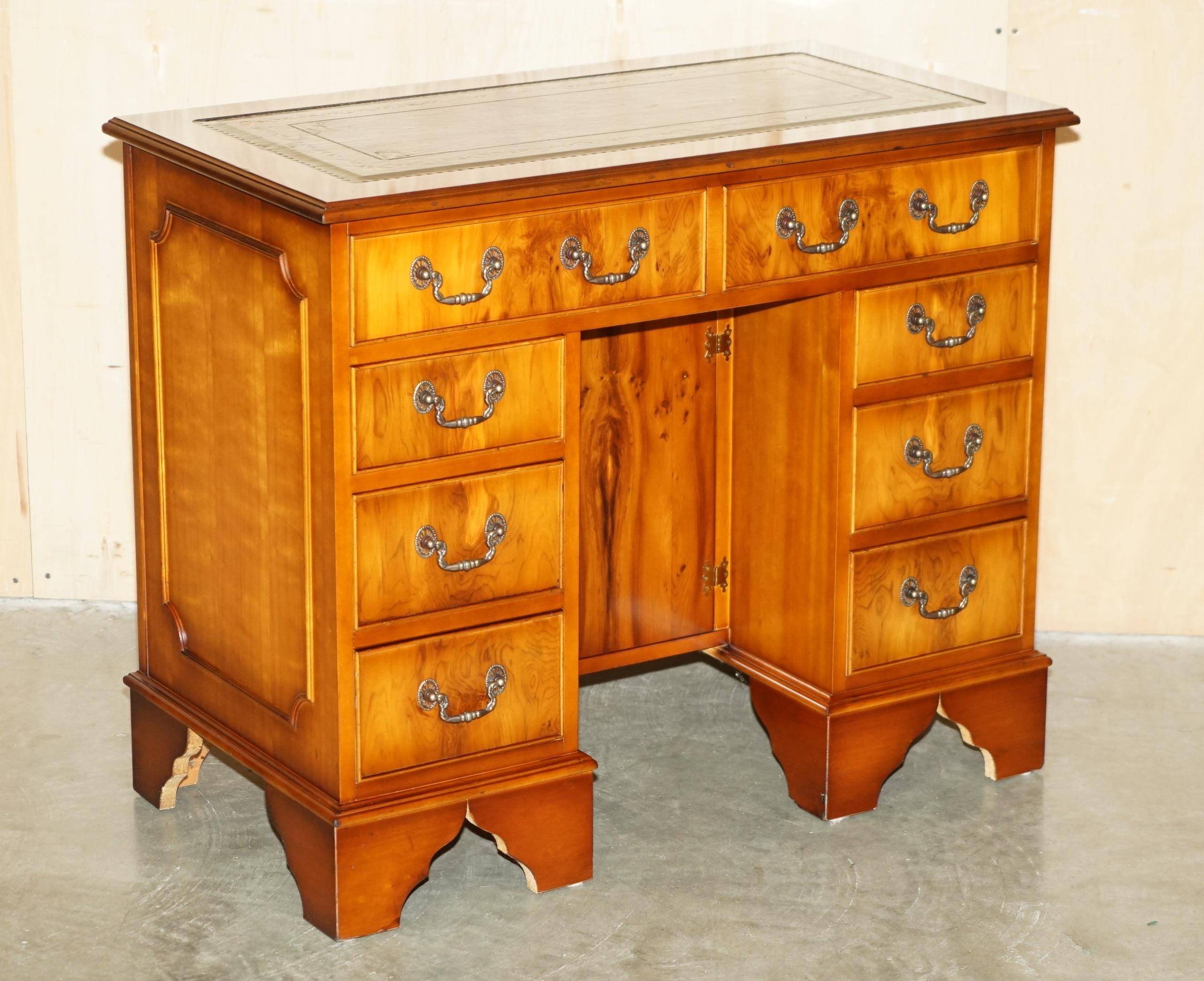 Bureau à deux caissons en bois de if frisé et cuir