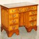 Bureau à deux caissons en bois de if frisé et cuir