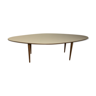 Table basse ovale stratifiée piètement en chêne réalisée par un mesuisier