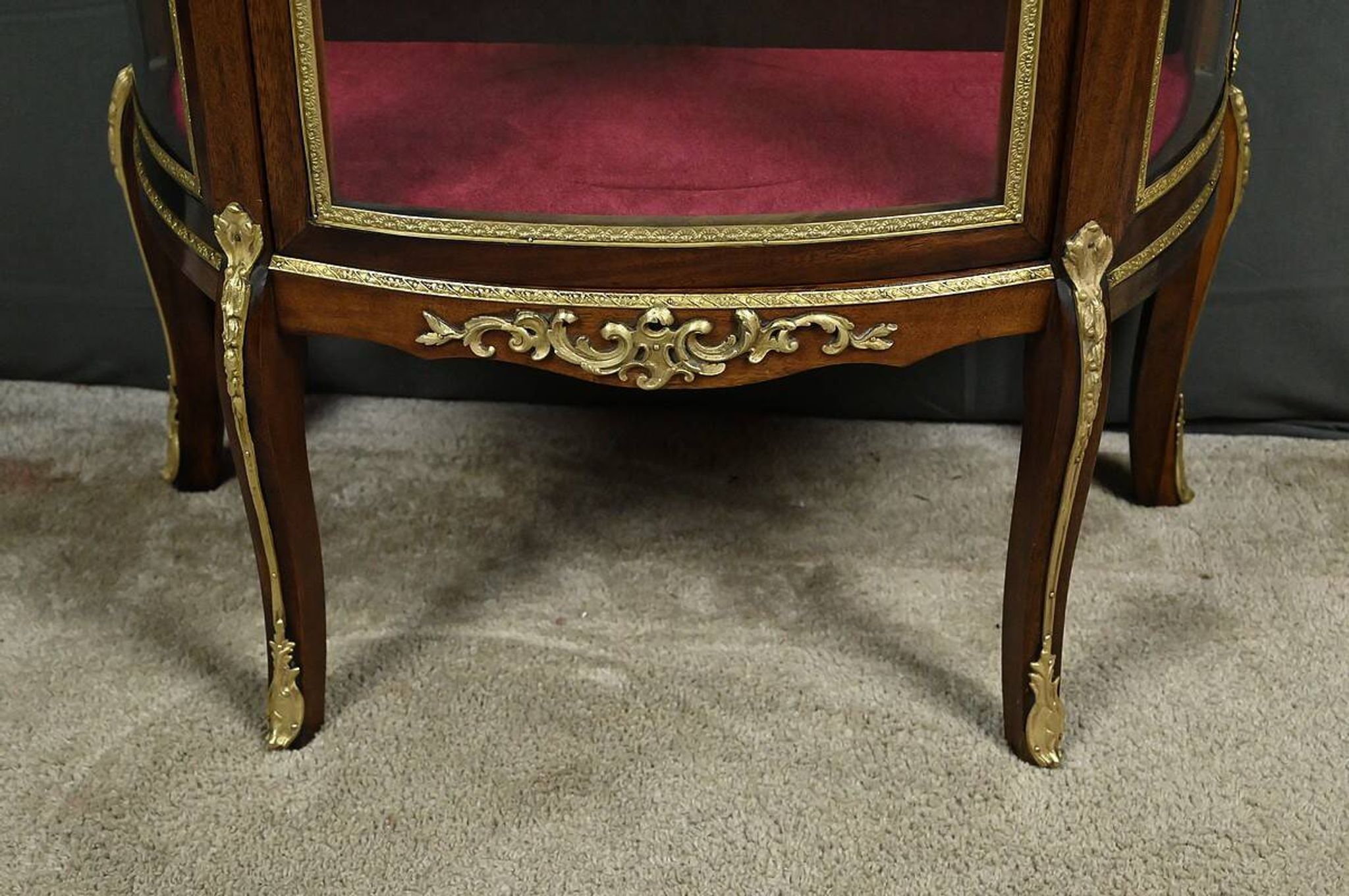 Small mahogany display cabinet, Louis XV to Louis XVI transition style – early 20th century.