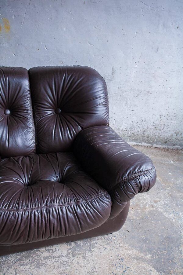 Ensemble de 2 fauteuils club en cuir marron foncé style Mid-Century — capitonnés, formes arrondies, design futuriste