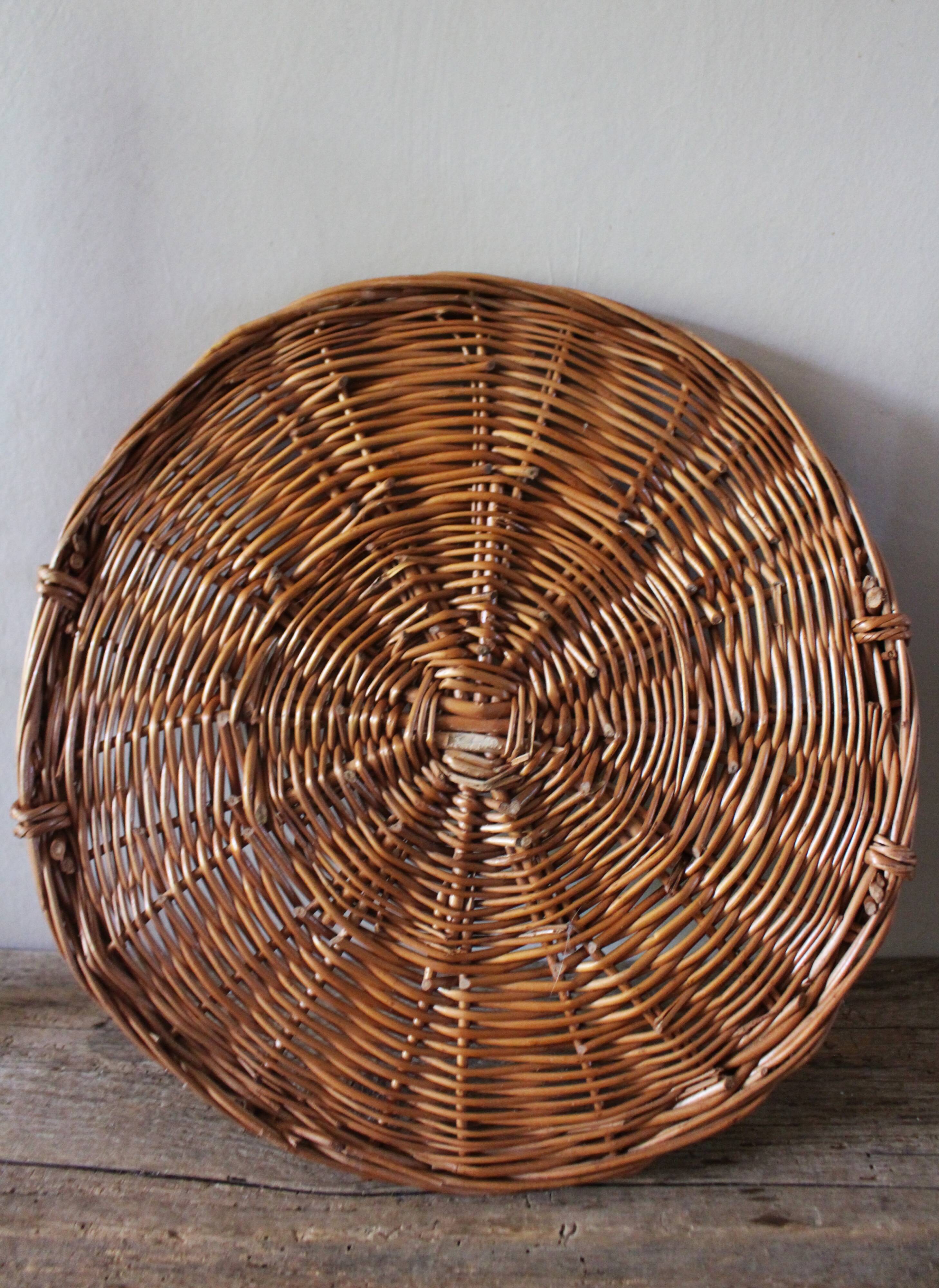 Medium round wicker plateau with two handles.