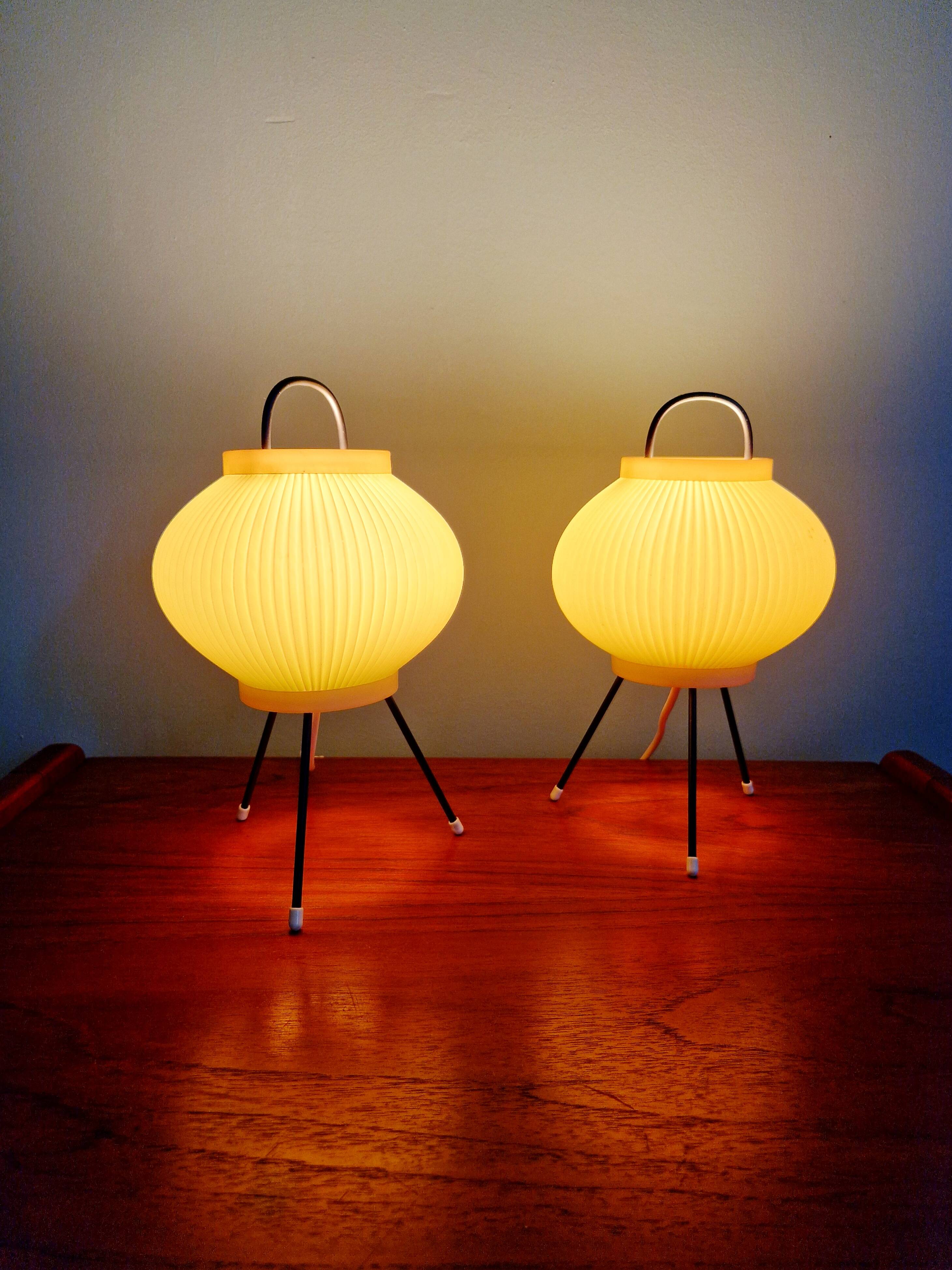Paire de lampes tripode en celluloïd plissé vert pâle, 1960