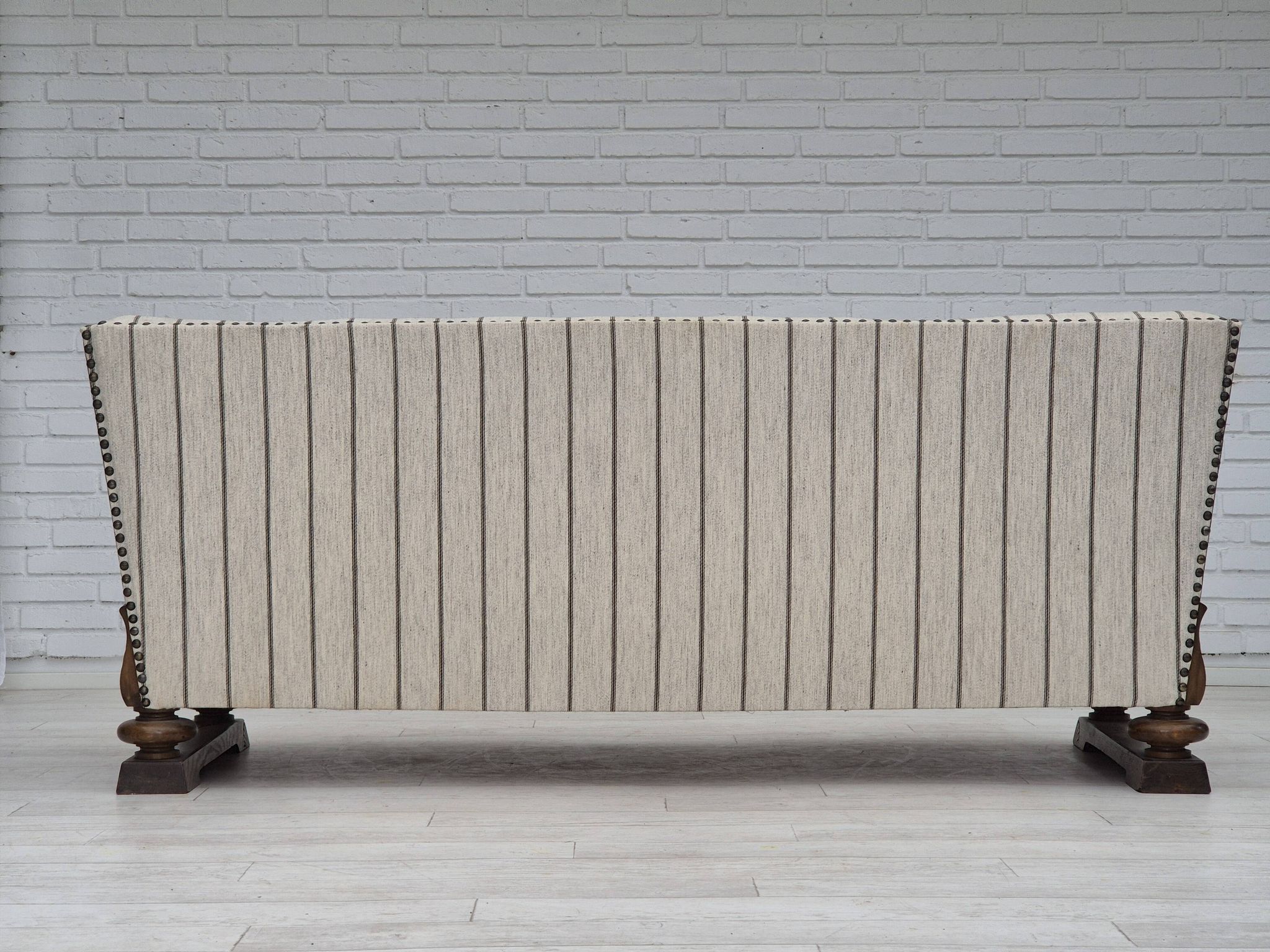 Années 1950, design scandinave, fauteuil retapissé, tissu blanc/gris clair, bois de chêne.
