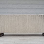 Années 1950, design scandinave, fauteuil retapissé, tissu blanc/gris clair, bois de chêne.
