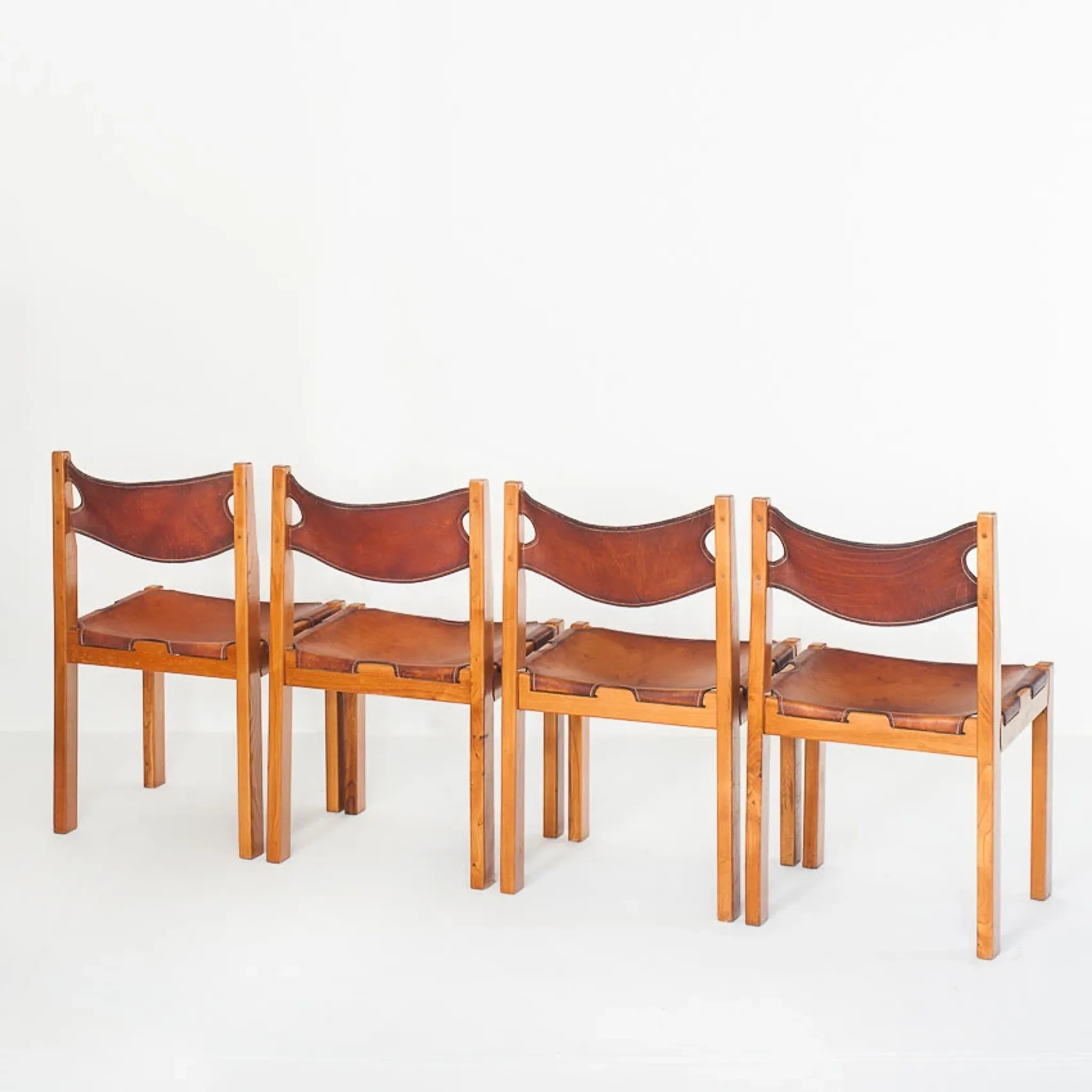 Ensemble de quatre chaises vintage. Bois d'orme et cuir. Maison Regain 70s