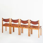 Ensemble de quatre chaises vintage. Bois d'orme et cuir. Maison Regain 70s