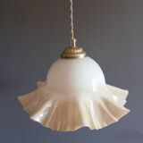 Suspension opaline à volants couleur vanille caramel 1950/60