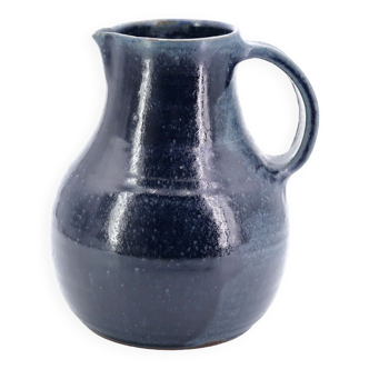 Midnight blue pitcher in sandstone by Jeanne and Norbert Pierlot