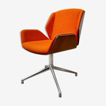 Kruze swivel office chair by Boss Design