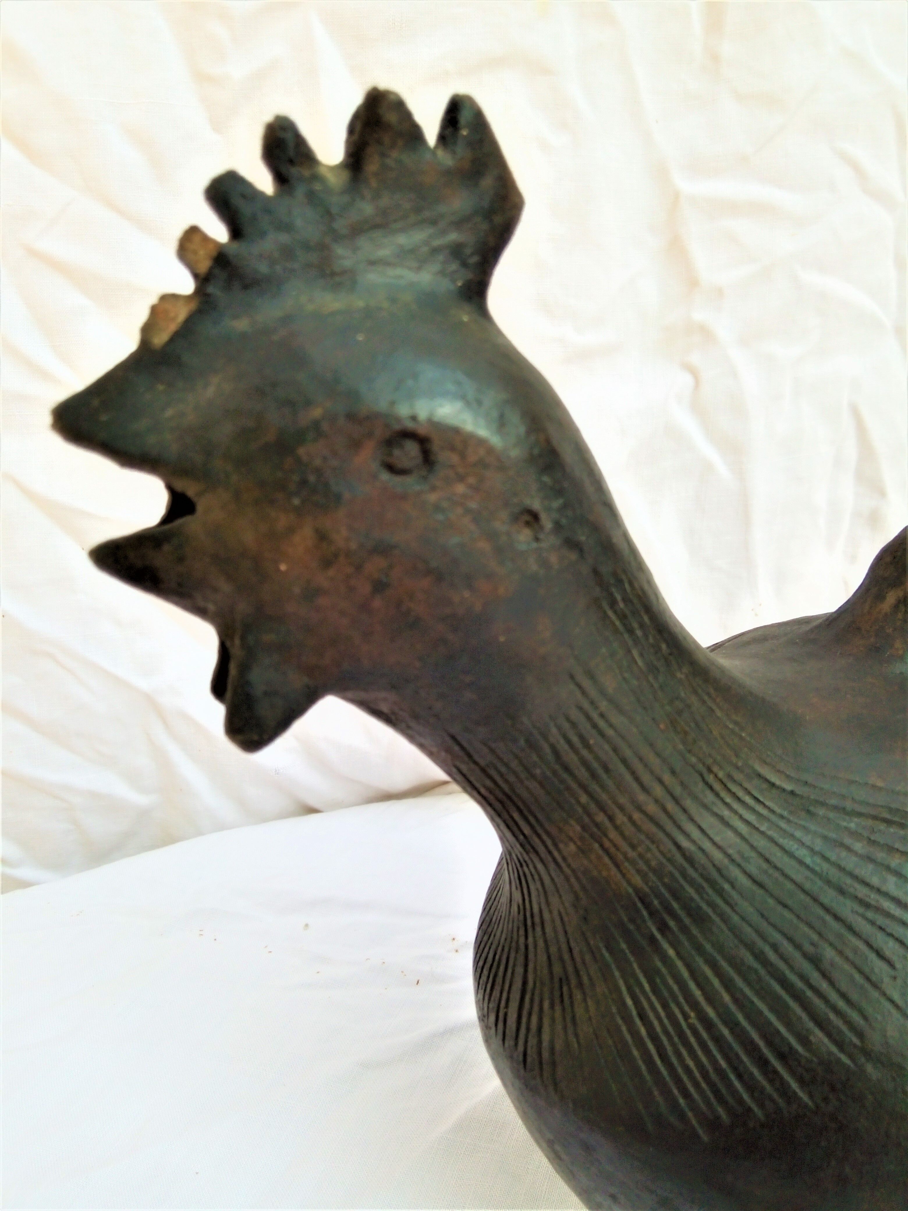 Pourer, terracotta teapot. Hen.