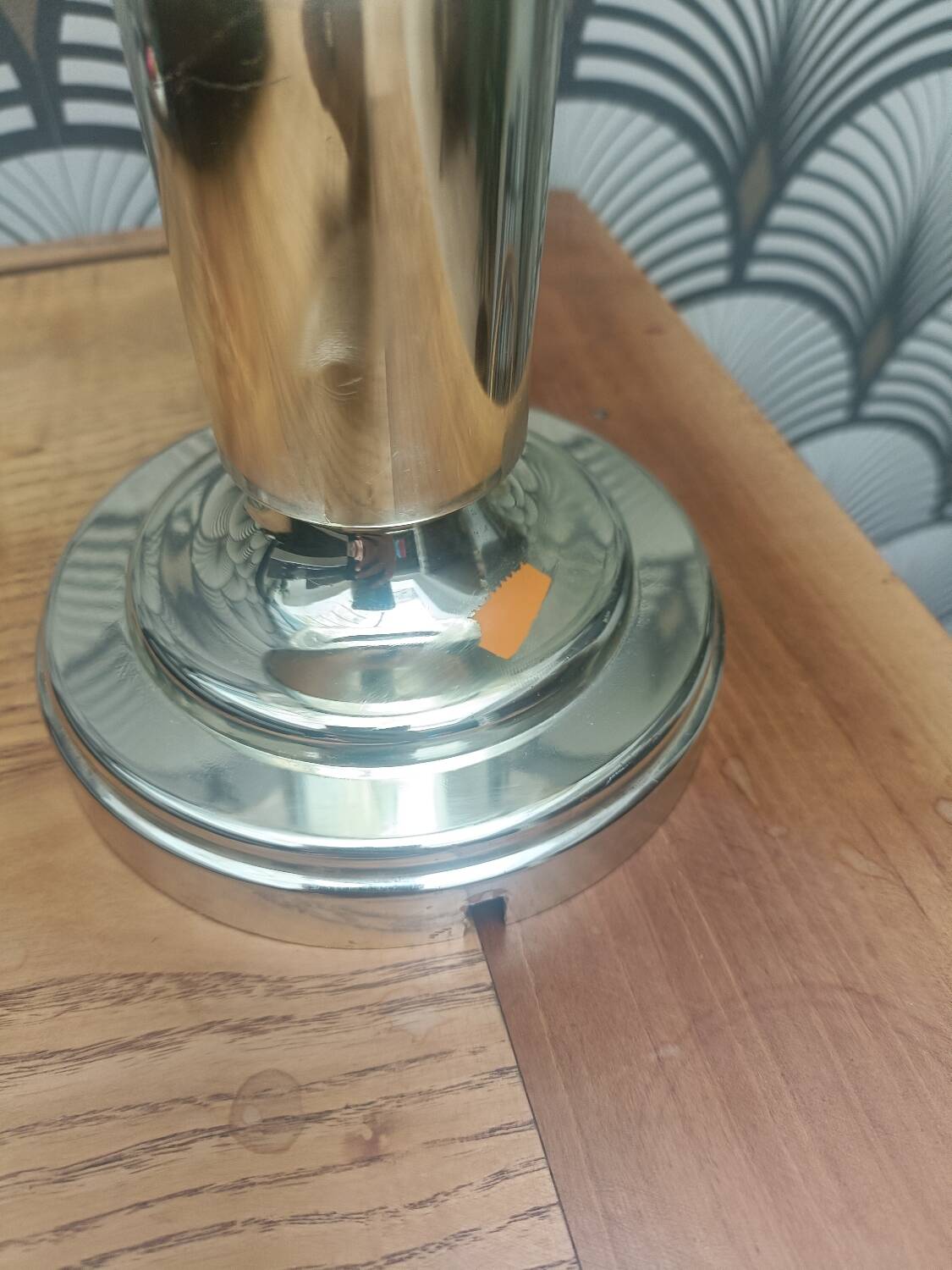 Applique avec globe en verre moulé ambré