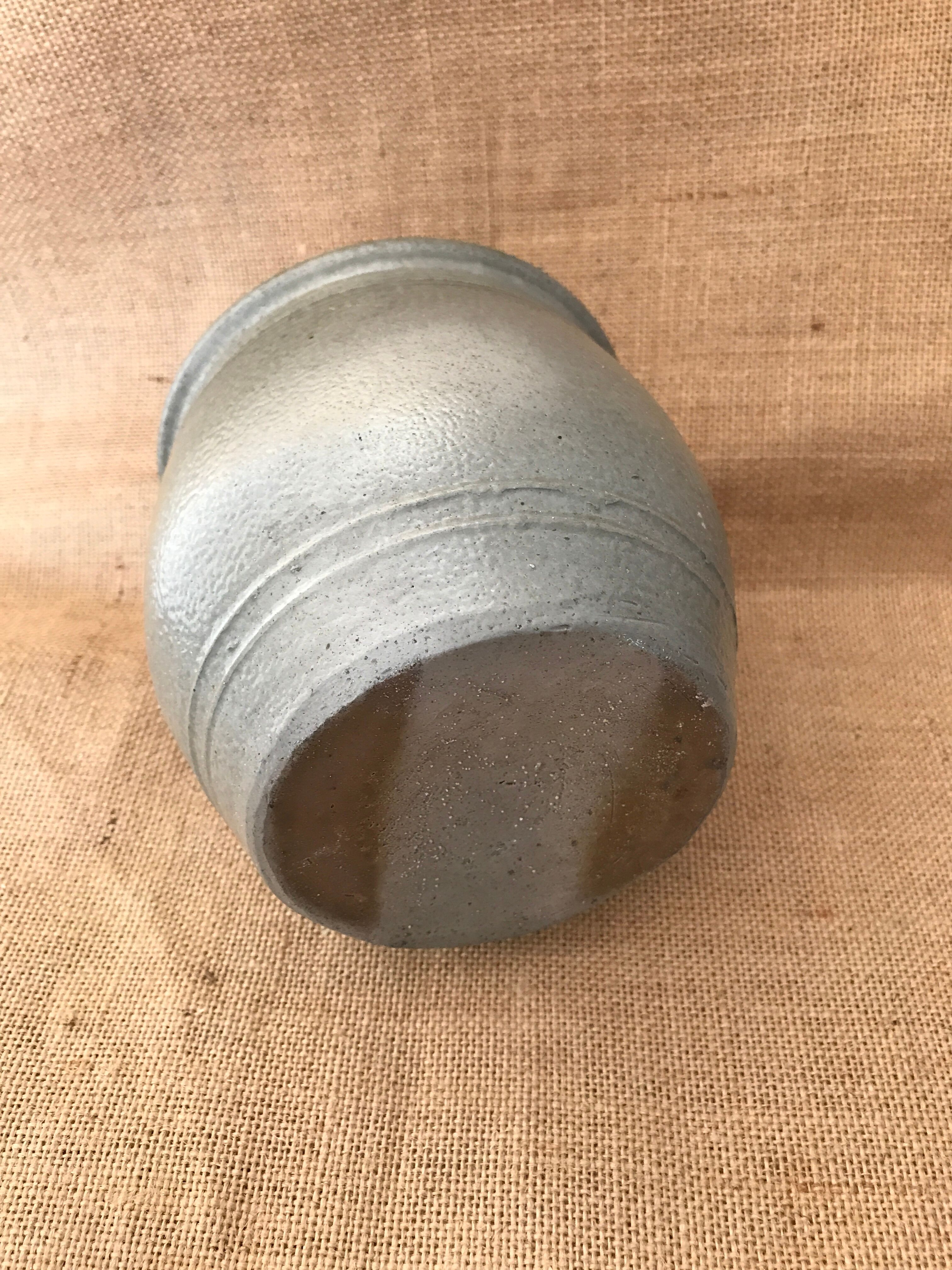 Grey sandstone grease pot