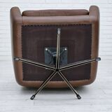 Années 1970, chaise pivotante danoise avec repose-pieds, bon état d'origine, cuir.